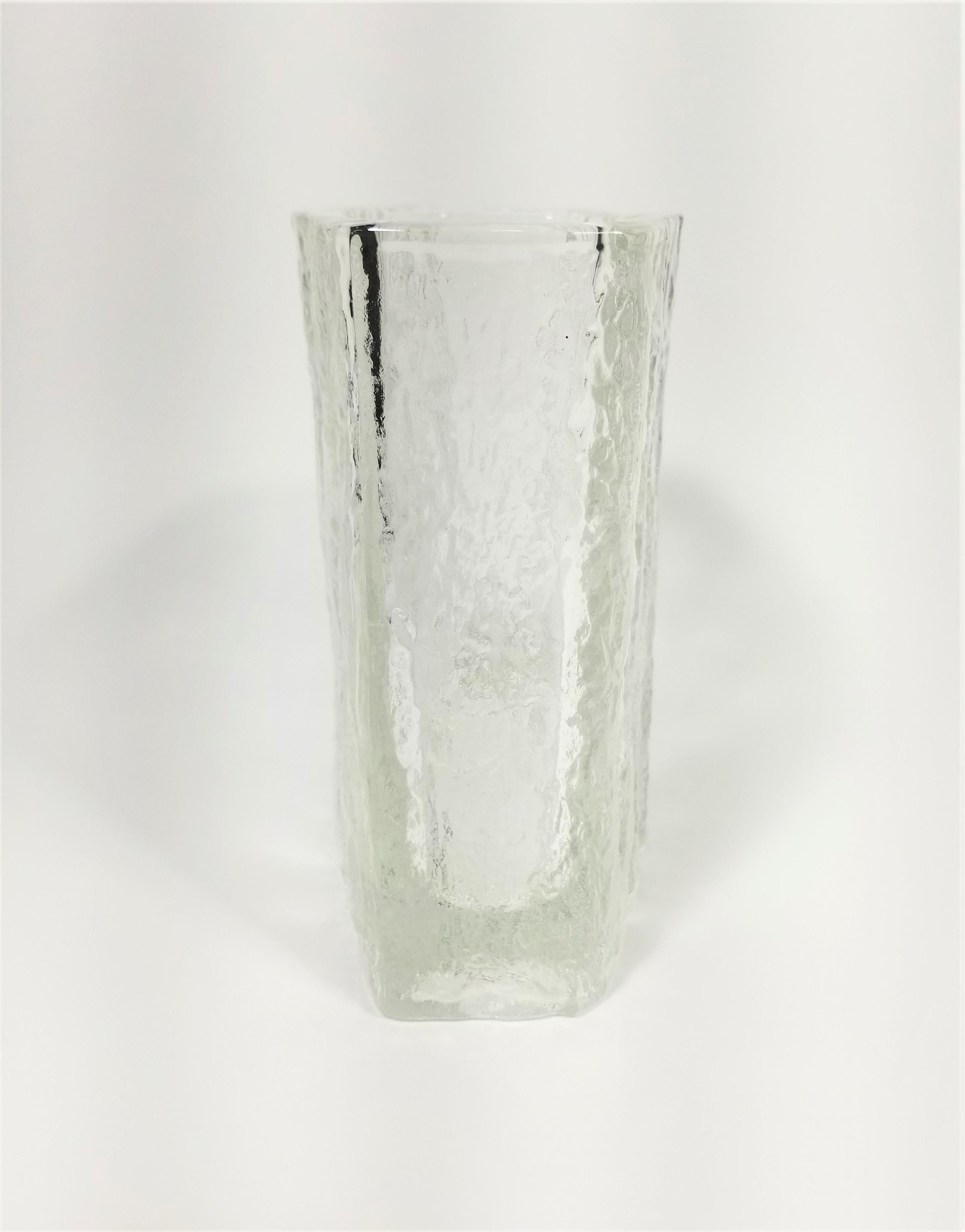 Iittala Finland Vase Mid Century Modern Brutalist Design In Excellent Condition For Sale In New York, NY