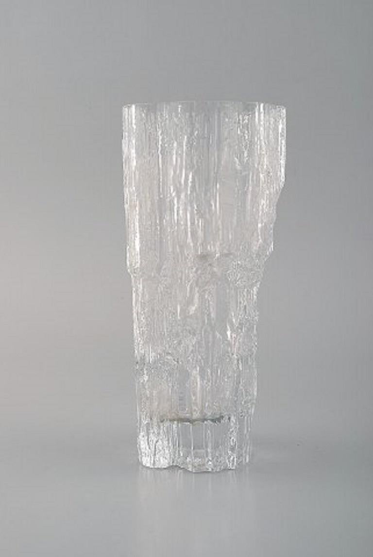 Iittala, Tapio Wirkkala art glass vase, 1960s.
Beautiful Finnish design.
In perfect condition.
Measures: 17.5 cm x 7.2 cm.
Signed.
 