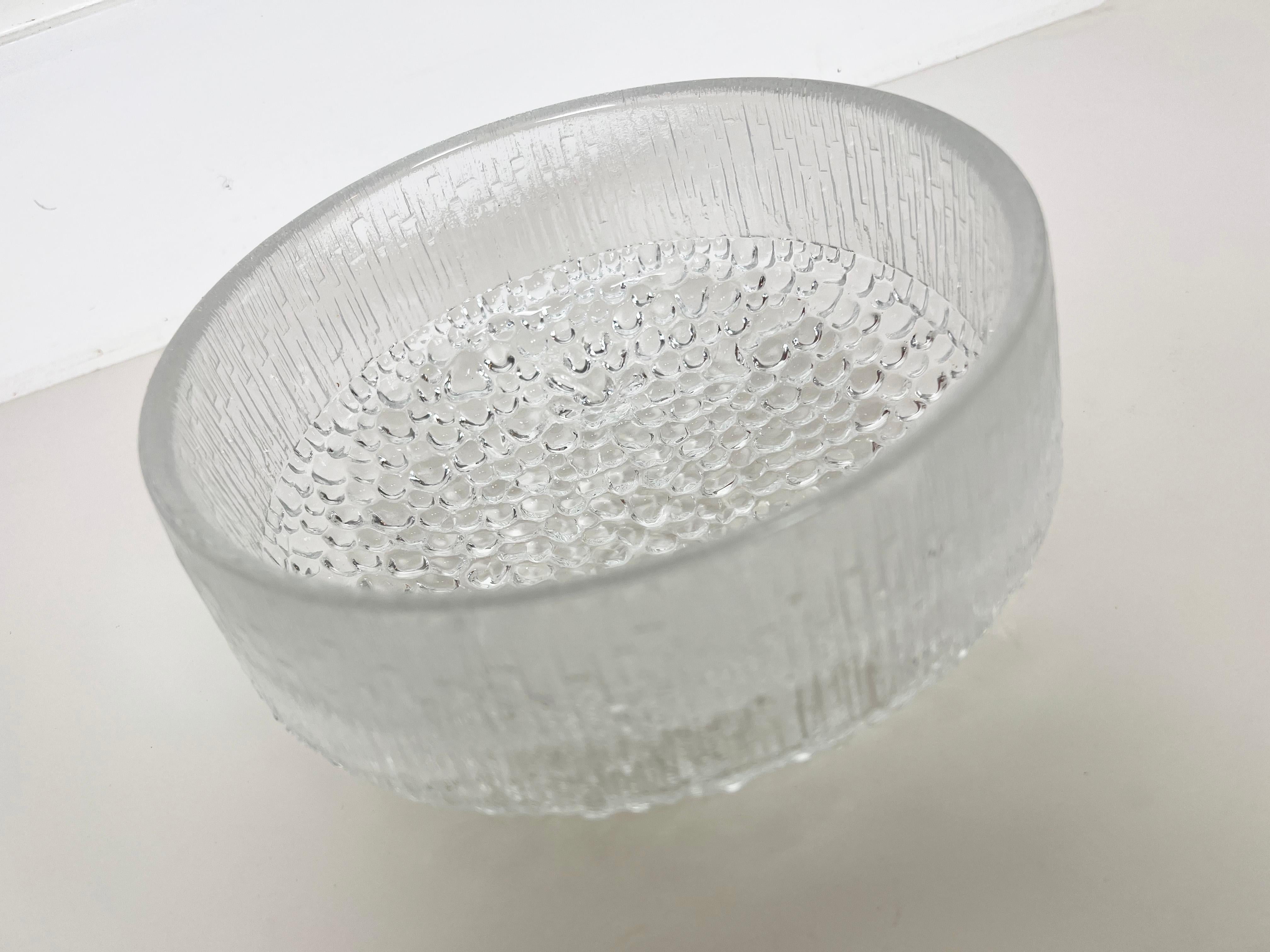 Tapio Wirkkala fue considerado el pionero del arte industrial moderno finlandés. Reconocido internacionalmente por sus diseños en vidrio, la mayor inspiración de Wirkkala siempre procedió de su Finlandia natal. Wirkkala desafió las reglas del