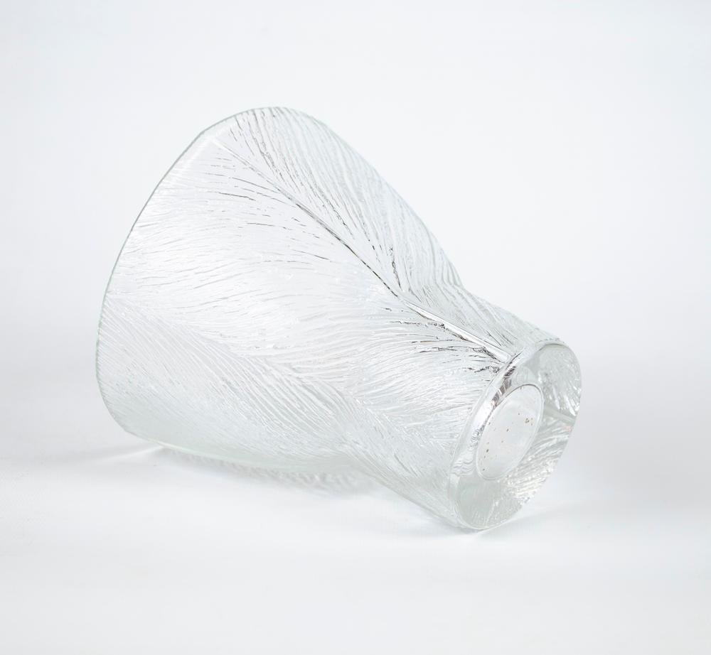 Iittala Tuuli Wind Vaso di vetro Valto Kokko Finlandia
Questo vaso finlandese presenta un design moderno e minimalista, caratteristico dello stile scandinavo. È realizzato in vetro di alta qualità, con una finitura trasparente che permette di