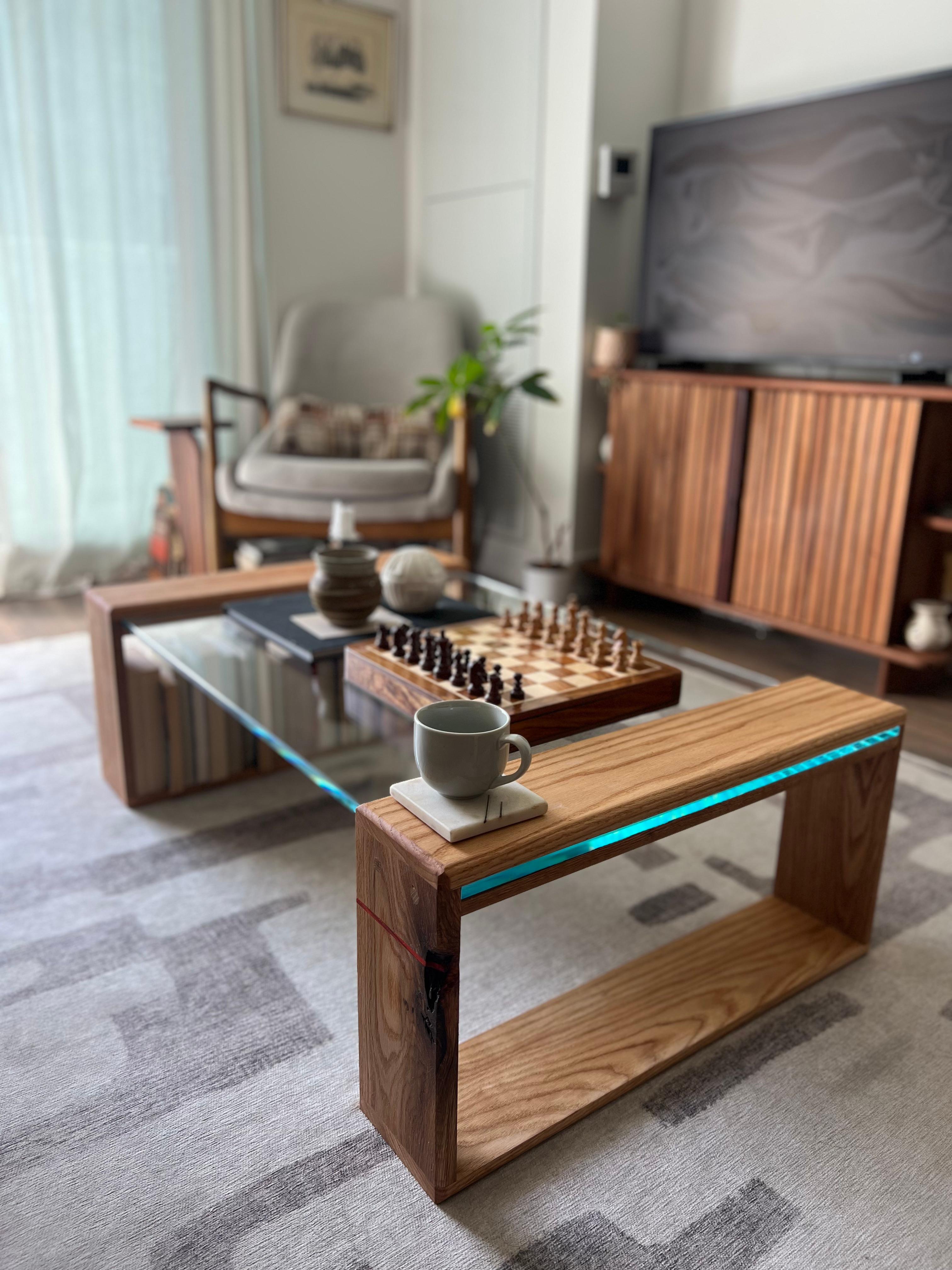 Travail du bois Table basse rouge en chêne et verre iJ-v1 en vente