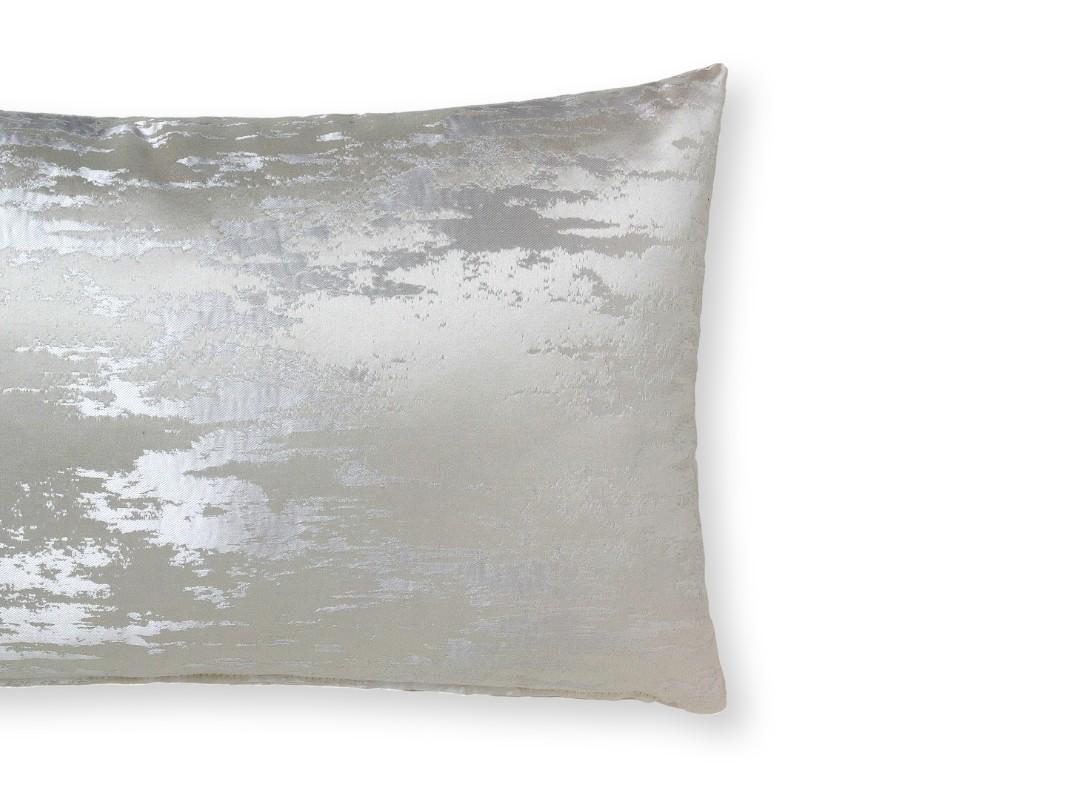 Emerging from the combination of the words “ice” & “berg” in Dutch, this pillow floats through any room design set with the same freedom a glacier floats in open water. It fits any ambience & creates a perfect contrast in warm decorations. This is