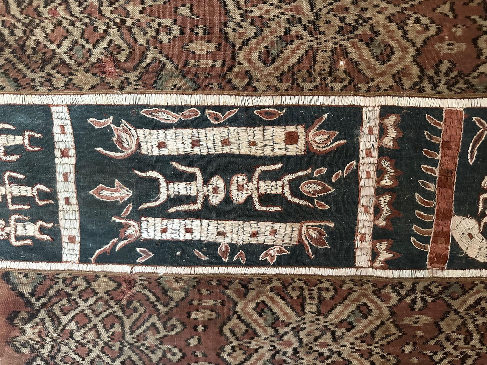 Ikat- und Stickerei-Textil-Tafel aus Sumatra, Indonesien (20. Jahrhundert) im Angebot