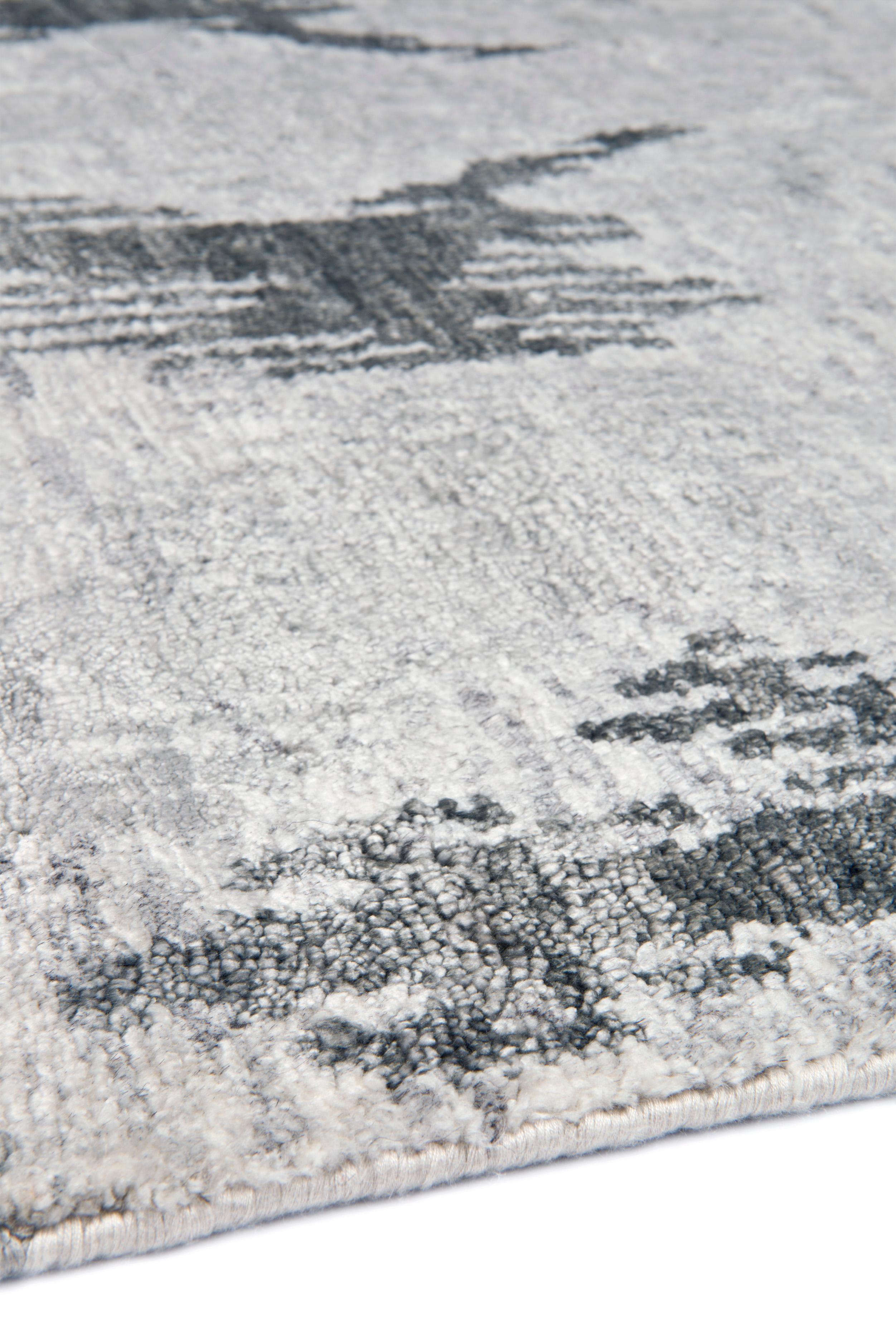 L'Ikat est une ancienne technique de teinture souvent appliquée aux tissus de soie, créant une géométrie floue distinctive qui est synonyme de tissu Ikat. Notre collection de tapis Ikat est nouée à la main à l'aide d'une fibre tirée de la plante de