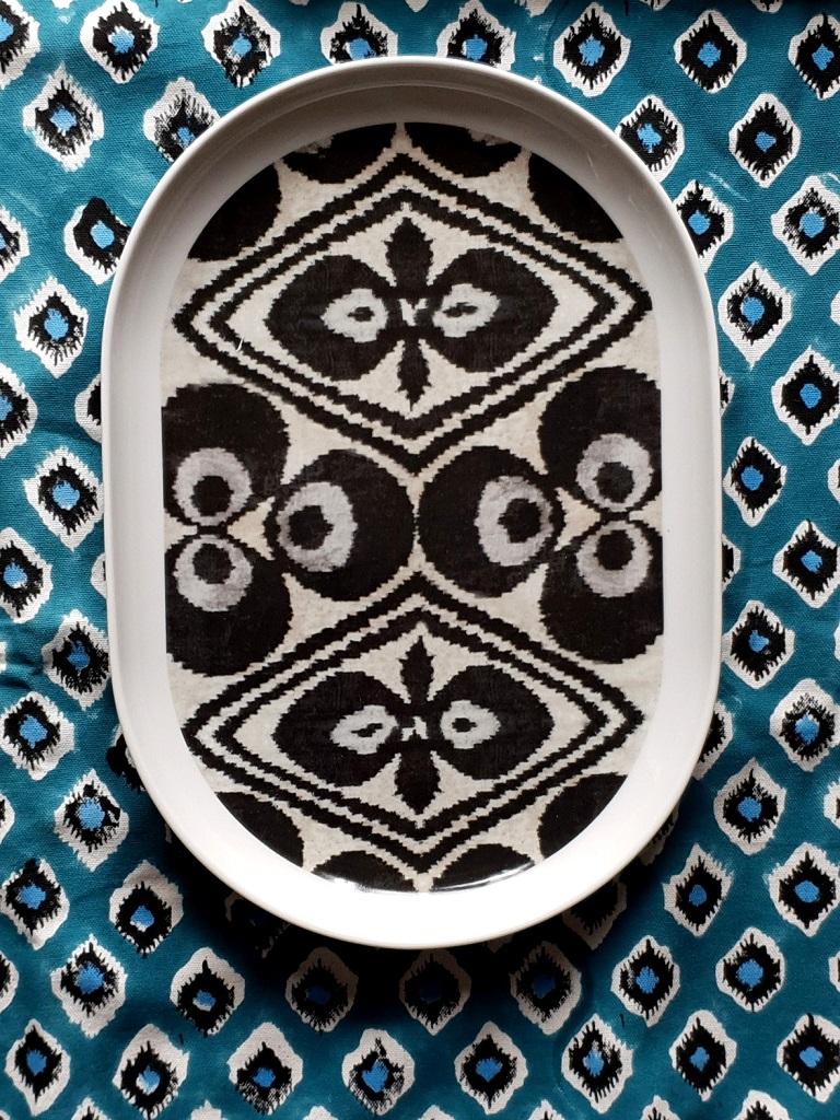 Ikat Schwarzes Porzellantablett Made in Italy (Italienisch) im Angebot