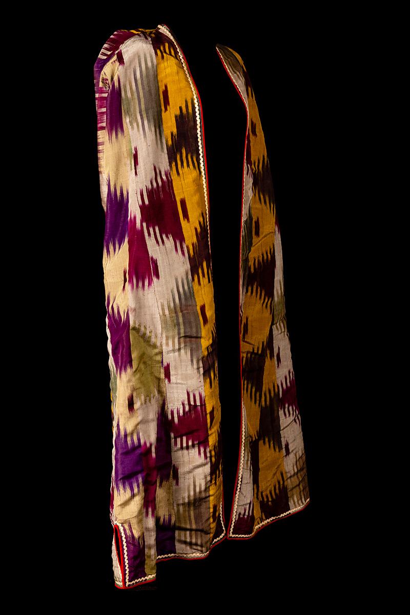 Spektakuläres, handgewebtes Chyrpy mit Karomuster, abgeschlossen mit einer bemerkenswerten weißen, gewellten Baumwollborte. Frauen in Usbekistan und Nordafghanistan trugen dieses Schleierkleid (paranja/chrypy) in den traditionellen Farben