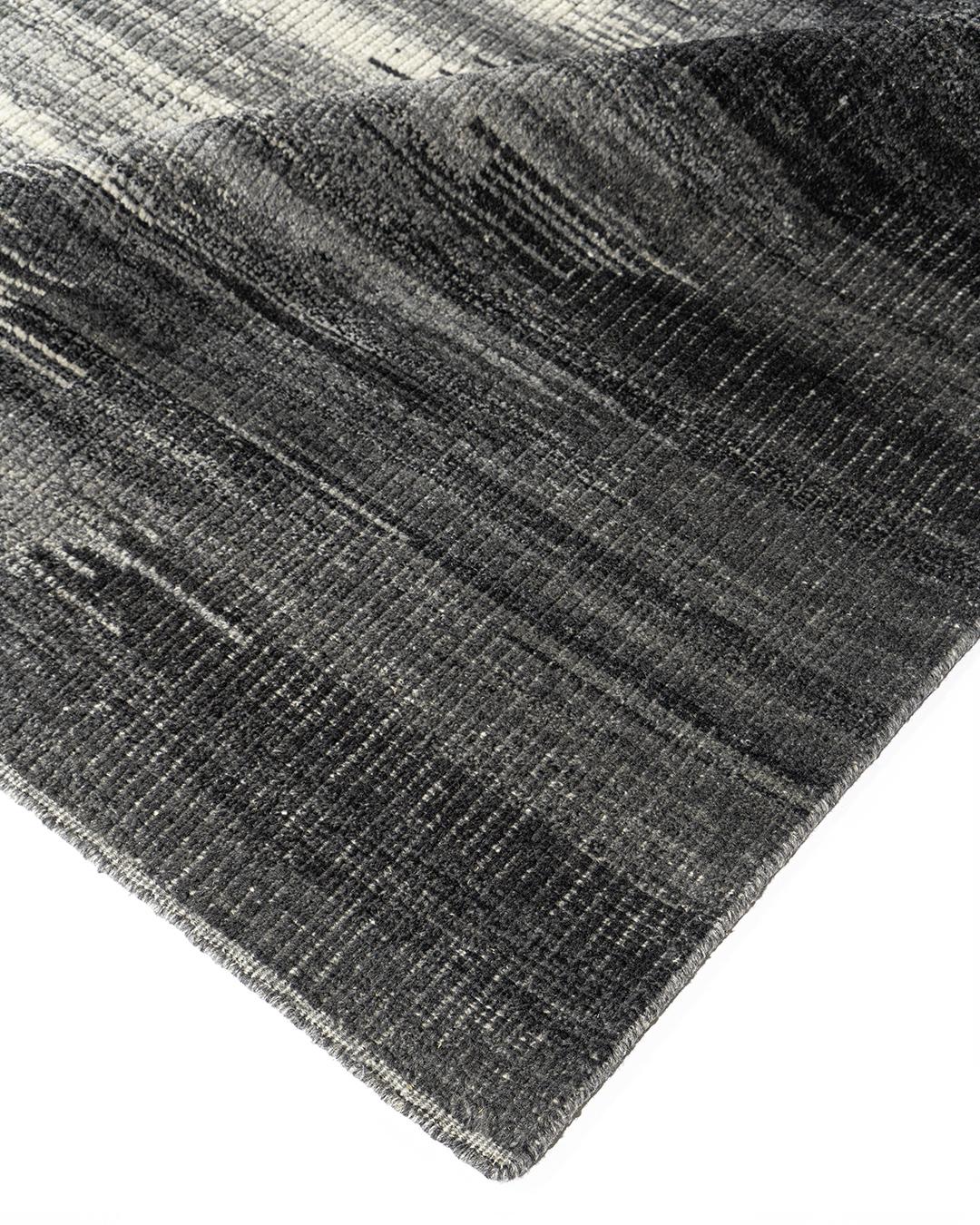 Tappeto in lana intrecciata a mano Ikat Design Grigio-Carbone, 9' x 12'. Tessuto con uno stile Hi Low per creare un look di grande impatto visivo che si adatta a un'ampia varietà di ambienti. Tessuto a mano utilizzando lana su base di cotone per