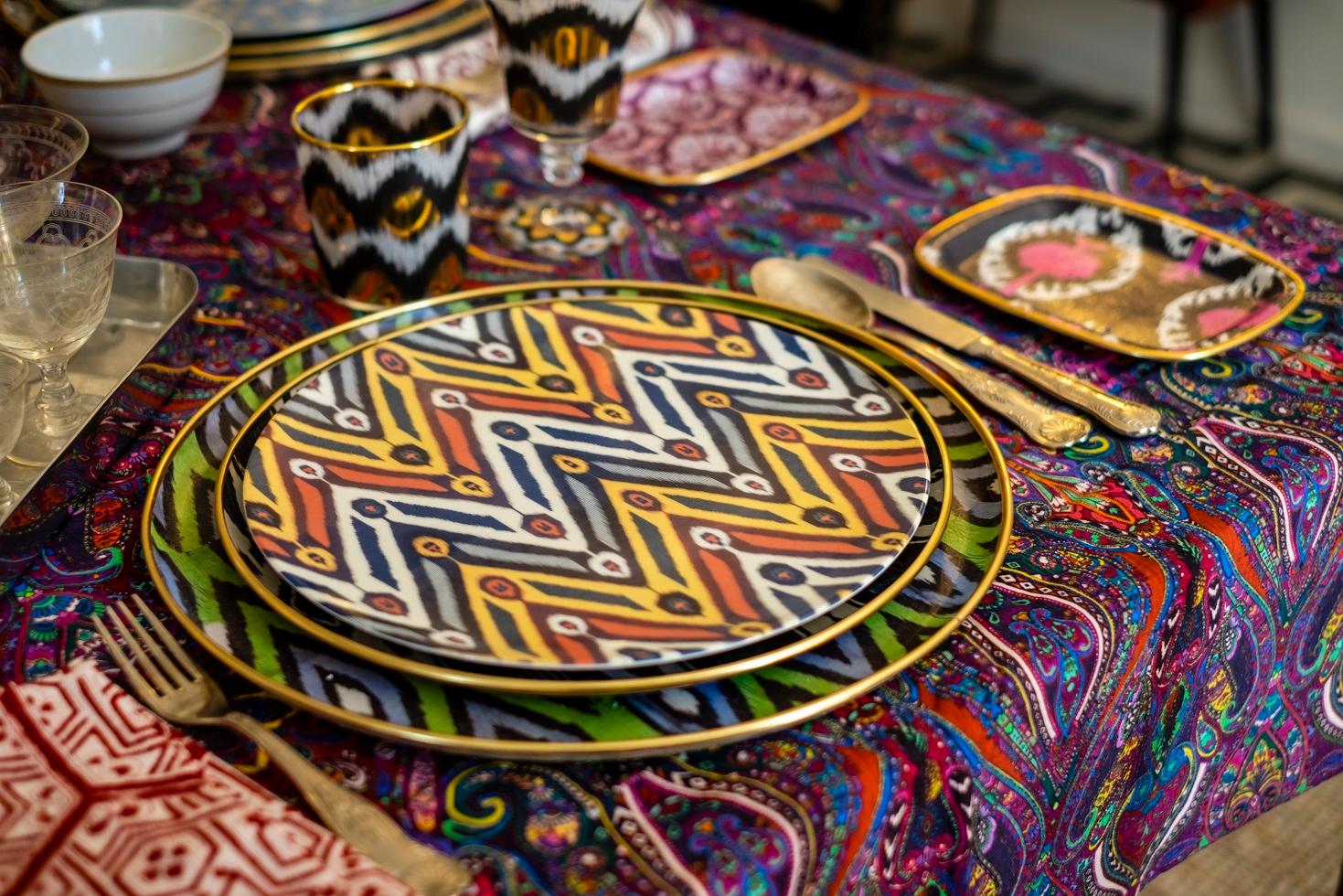 Les couleurs sont la marque de fabrique de Les-Ottomans et l'ikat notre signature.
Set de 6 assiettes à dessert, fabriquées en Italie.
