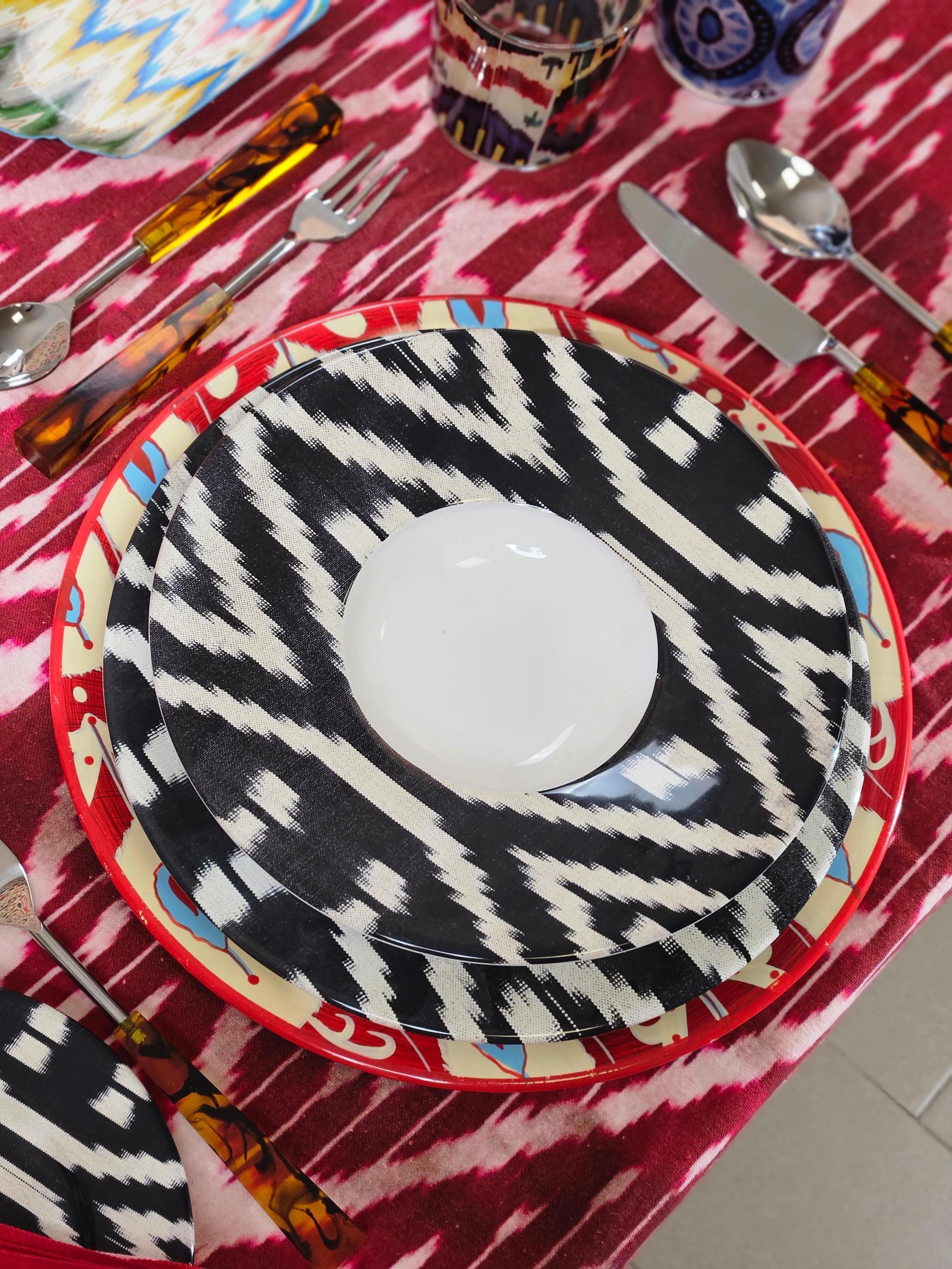 Ikat and colors are  the trademarks of Les-Ottomans and our brand signature 
this Set is made of  6 dessert cearmic plates, 
Made in Italy.
