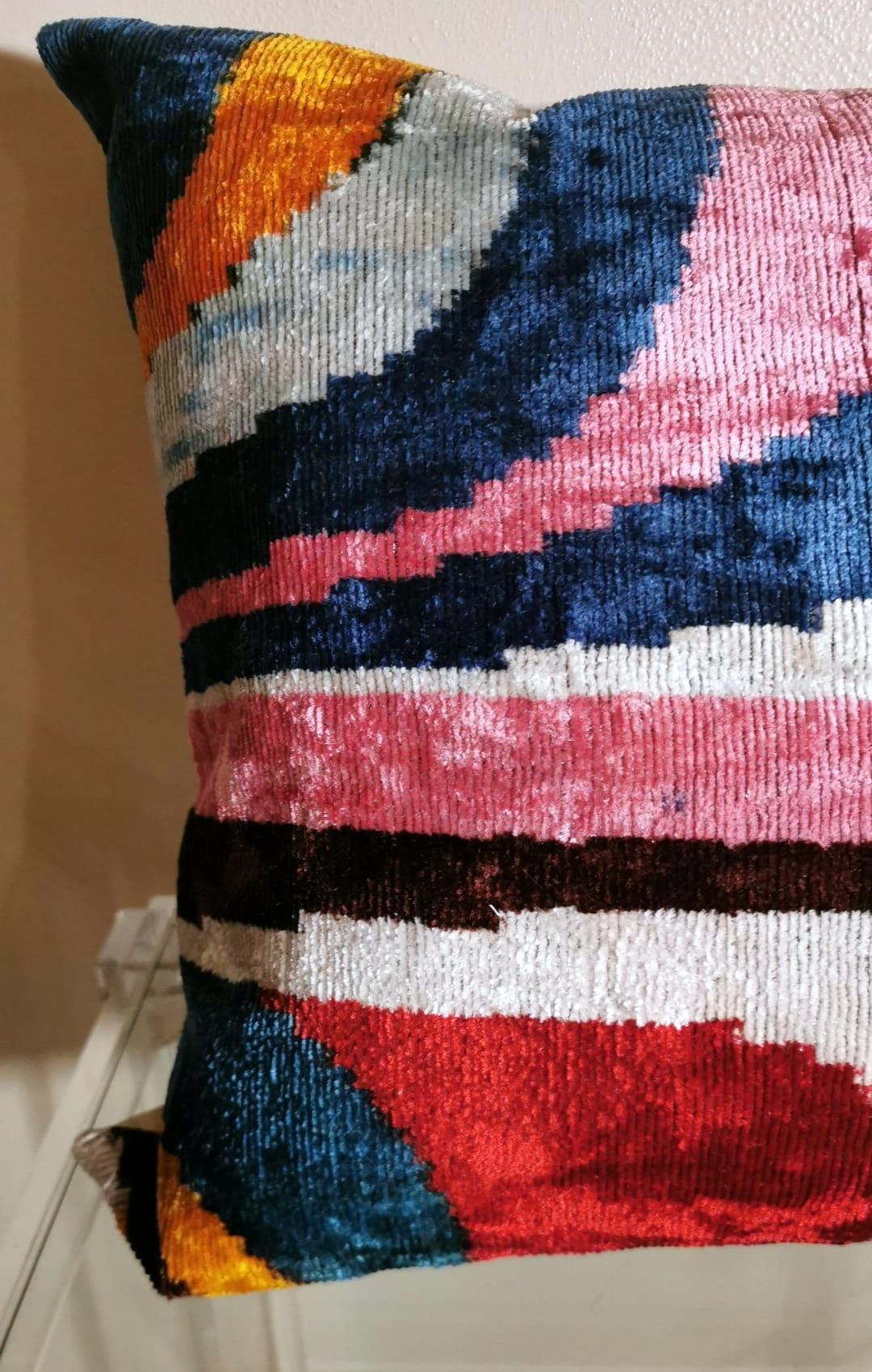 Coussin rectangulaire en tissu Ikat fait à la main en Ouzbékistan Bon état - En vente à Prato, Tuscany