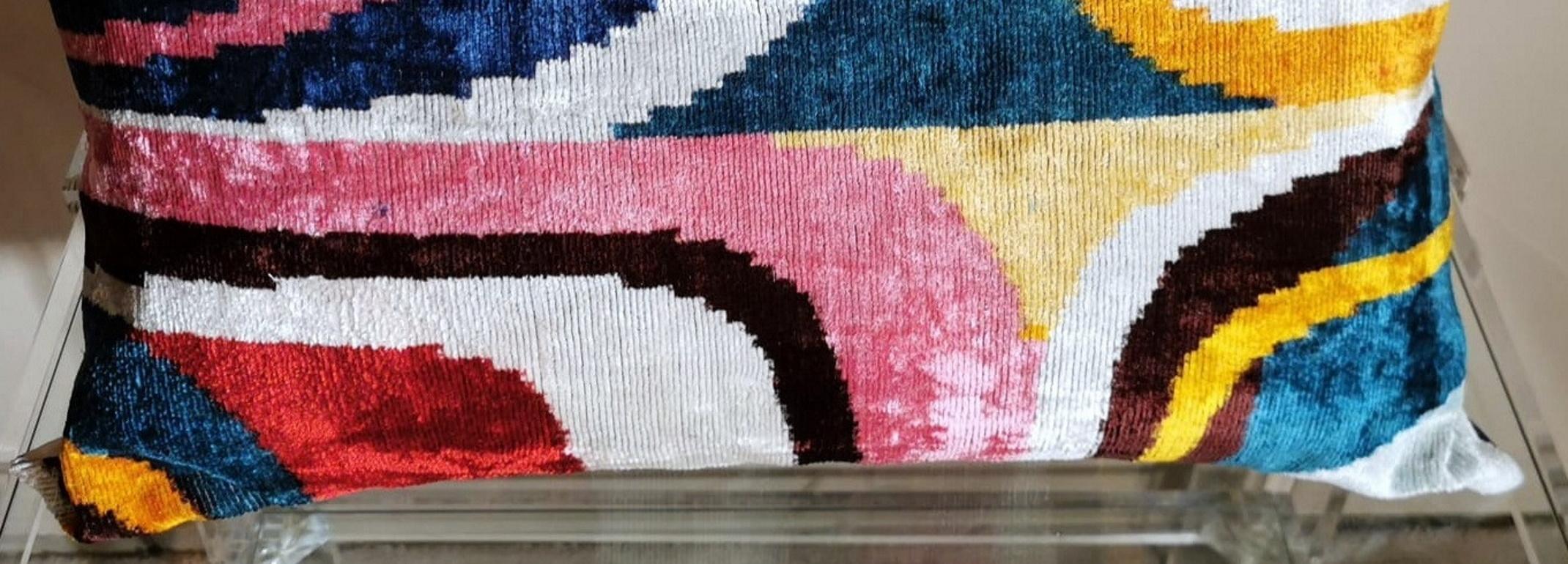 XXIe siècle et contemporain Coussin rectangulaire en tissu Ikat fait à la main en Ouzbékistan en vente