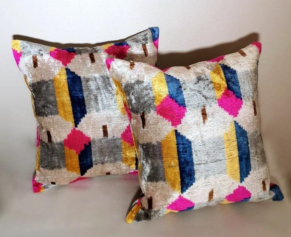 We kindly suggest you read the whole description, because with it we try to give you detailed technical and historical information to guarantee the authenticity of our objects.
Pair of handmade pillows in Ikat fabric; the top side is silk velvet