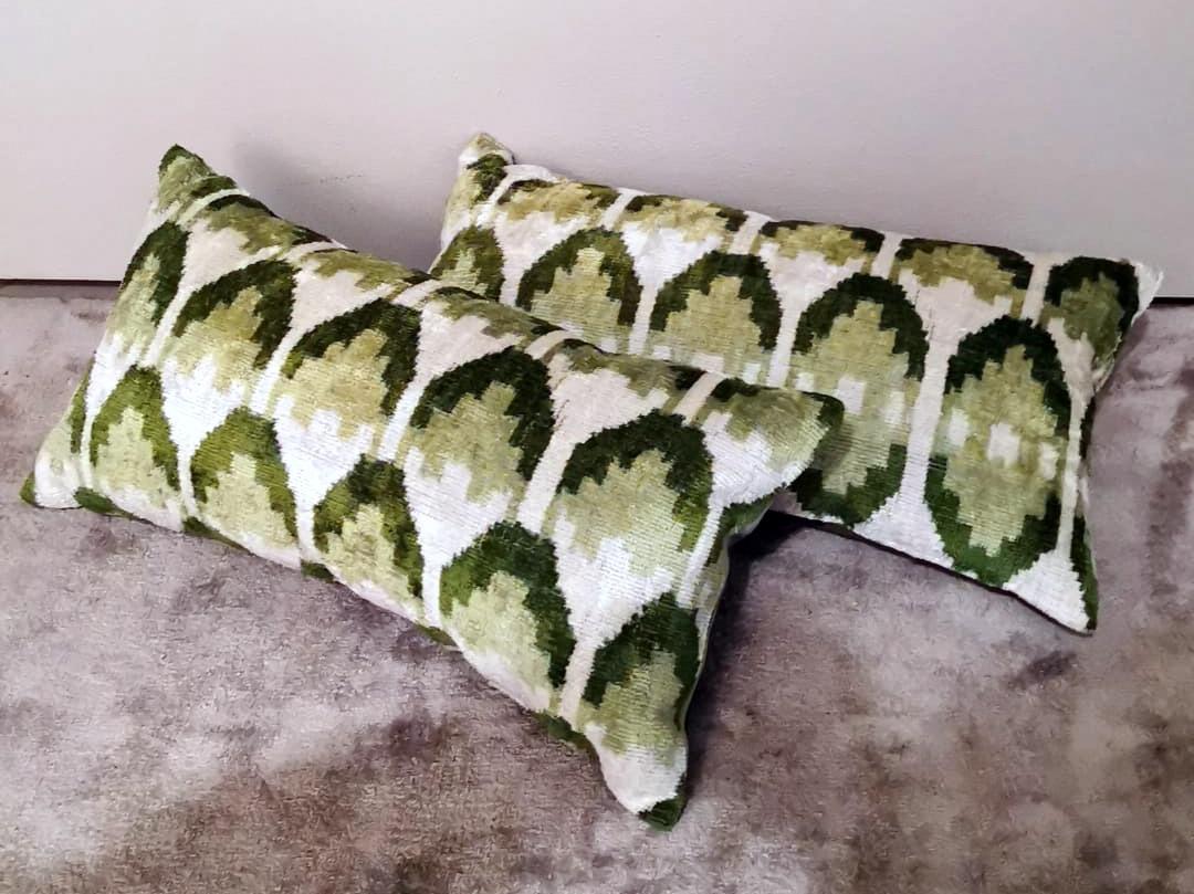 We kindly suggest that you read the entire description, as with it we try to give you detailed technical and historical information to ensure the authenticity of our items.
Pair of handmade pillows made of Ikat fabric; the top side is silk velvet