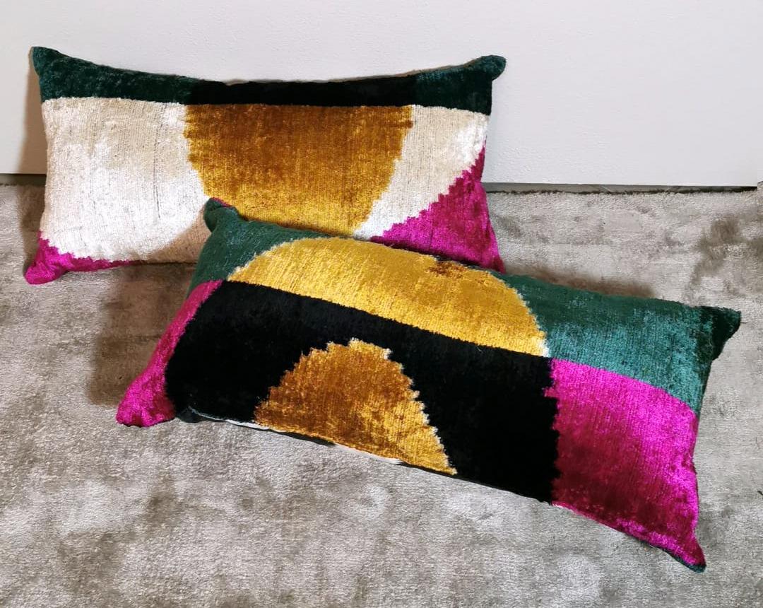 We kindly suggest that you read the whole description, as with it we try to give you detailed technical and historical information to ensure the authenticity of our items
Pair of handmade pillows in Ikat fabric; the top side is silk velvet with