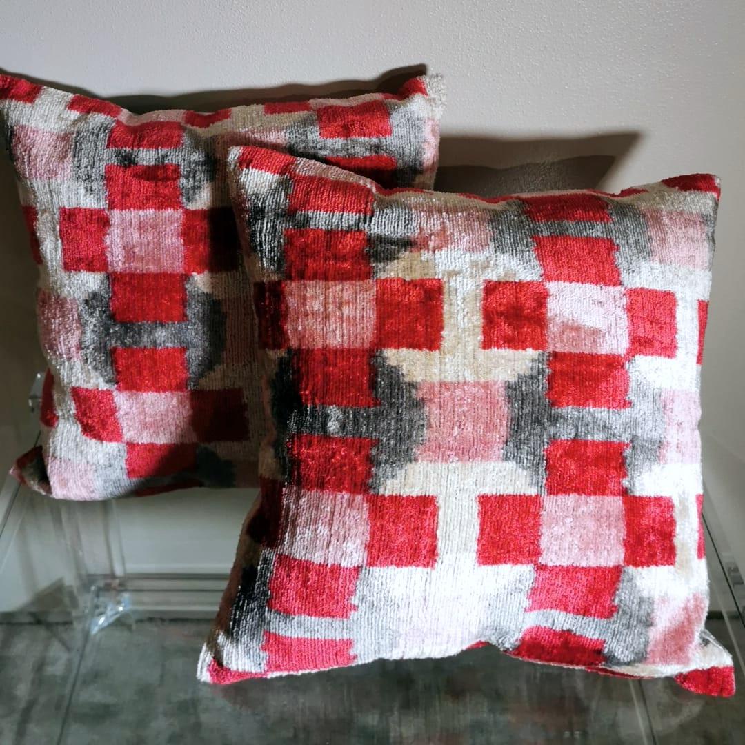 We kindly suggest you read the whole description, because with it we try to give you detailed technical and historical information to guarantee the authenticity of our objects.
Pair of handmade square pillows in Ikat fabric; the top side is silk