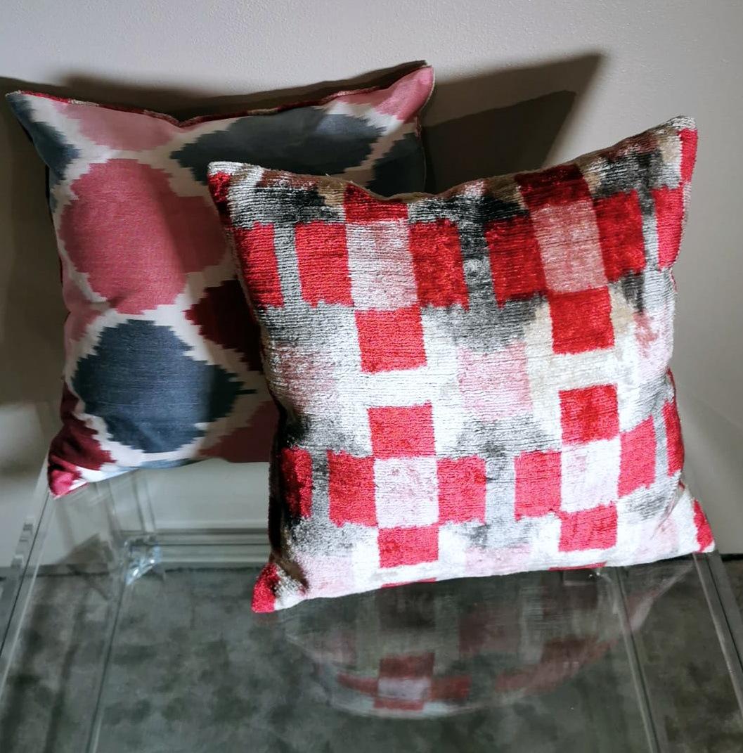 Ikat Fabric Pair Handmade Square Pillows in Uzbekistan In Good Condition For Sale In Prato, Tuscany