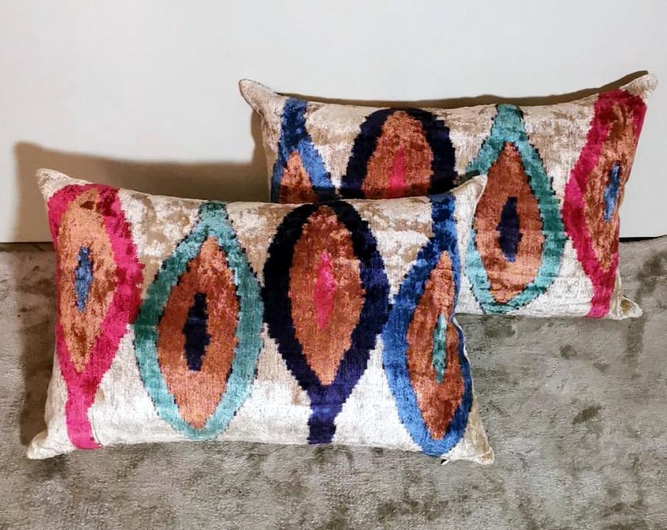 We kindly suggest that you read the whole description, as with it we try to give you detailed technical and historical information to guarantee the authenticity of our items.
Pair of handmade pillows made of Ikat fabric; the top side is silk velvet