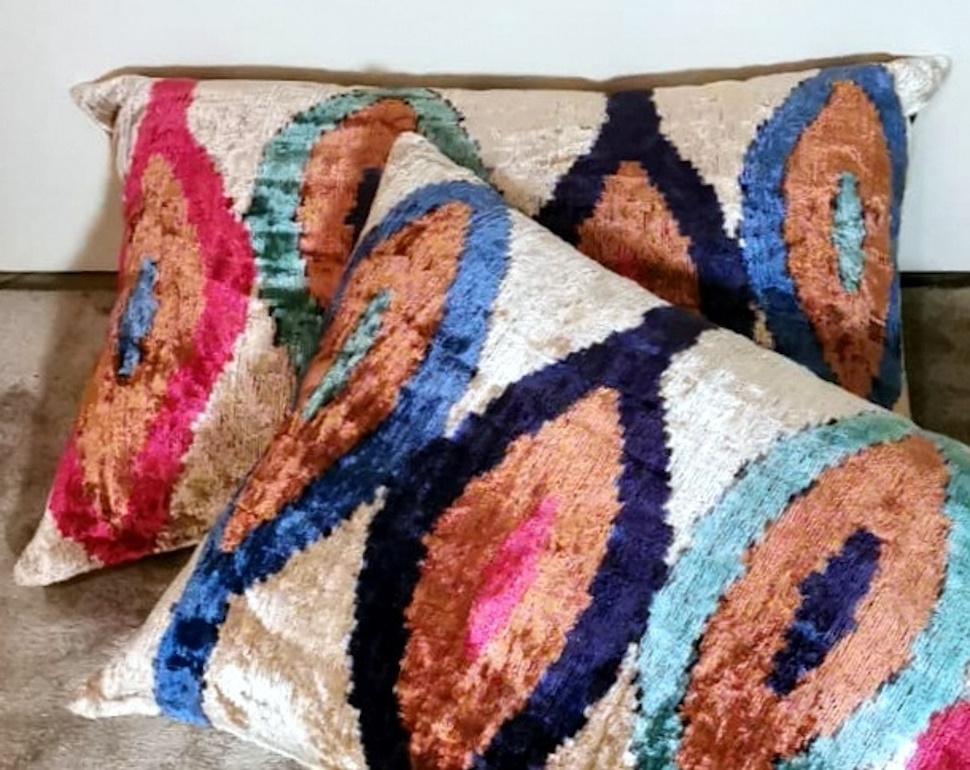 Soie Paire de coussins faits main en tissu Ikat d'Ouzbékistan en vente