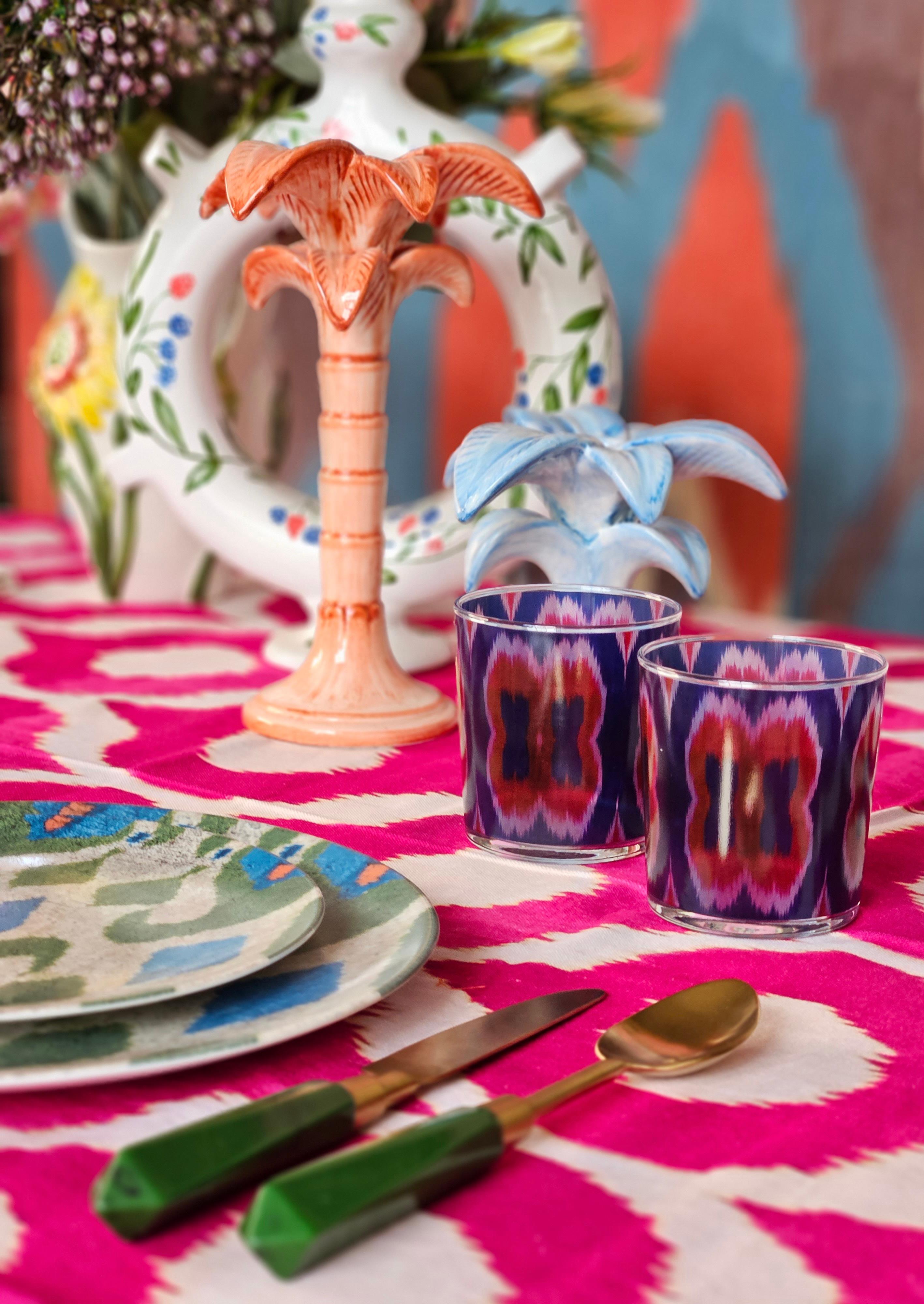 schönes Ikat-Glas-Set
ist ein großartiges Set, um Ihre Tische zu beleuchten und ihnen etwas Farbe zu verleihen