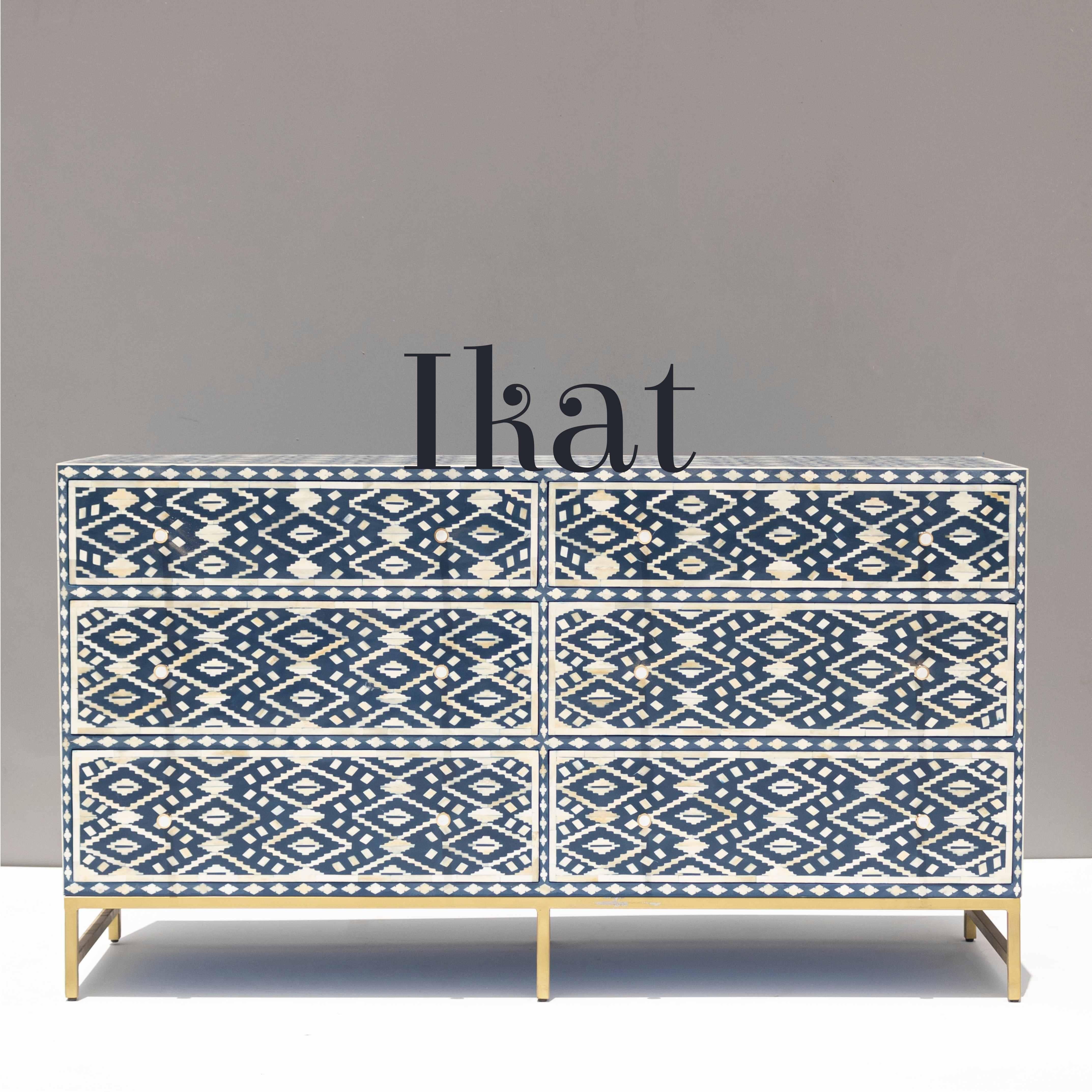 Ti presentiamo il nostro squisito comò con intarsio in osso con motivo Ikat, un vero capolavoro di eleganza e maestria. Questa splendida cassettiera, rivestita di un ricco blu navy, fonde perfettamente l'arte tradizionale con la raffinatezza