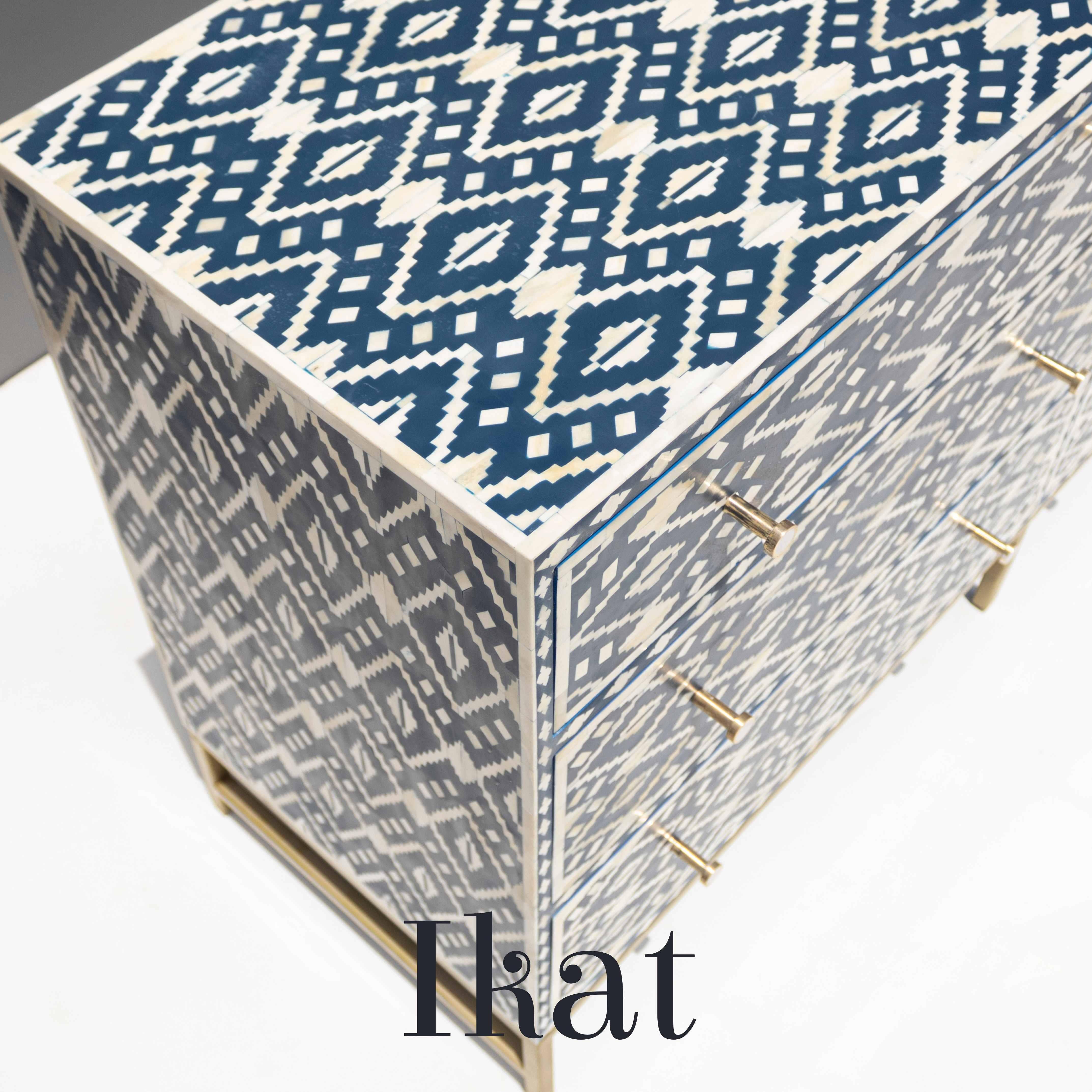 Mid-Century moderno Comò a sei cassetti Ikat blu navy in vendita
