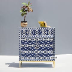 Buffet con incrustaciones de hueso en forma de hoja espiral azul marino y patas doradas by House of Jaipur