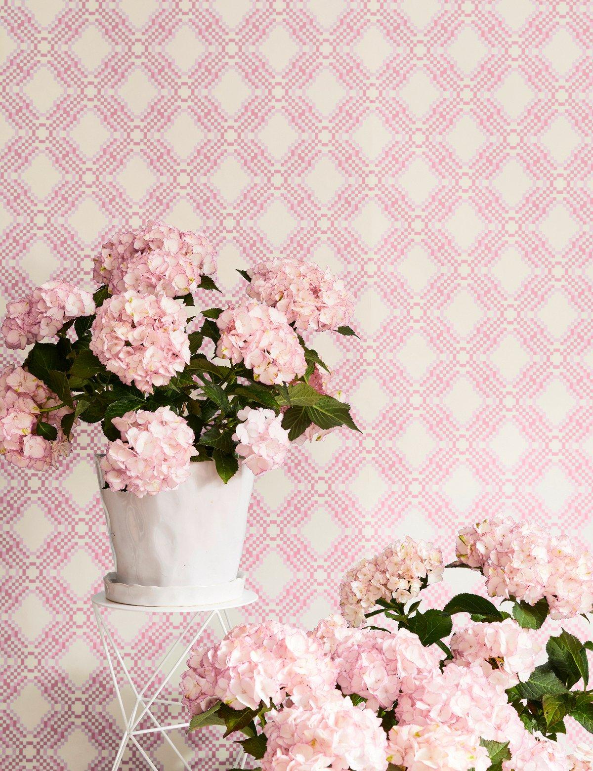 Ikat Pixel-Raumteiler mit bedruckter Blüte „Pink und Blush on White“ (Moderne) im Angebot