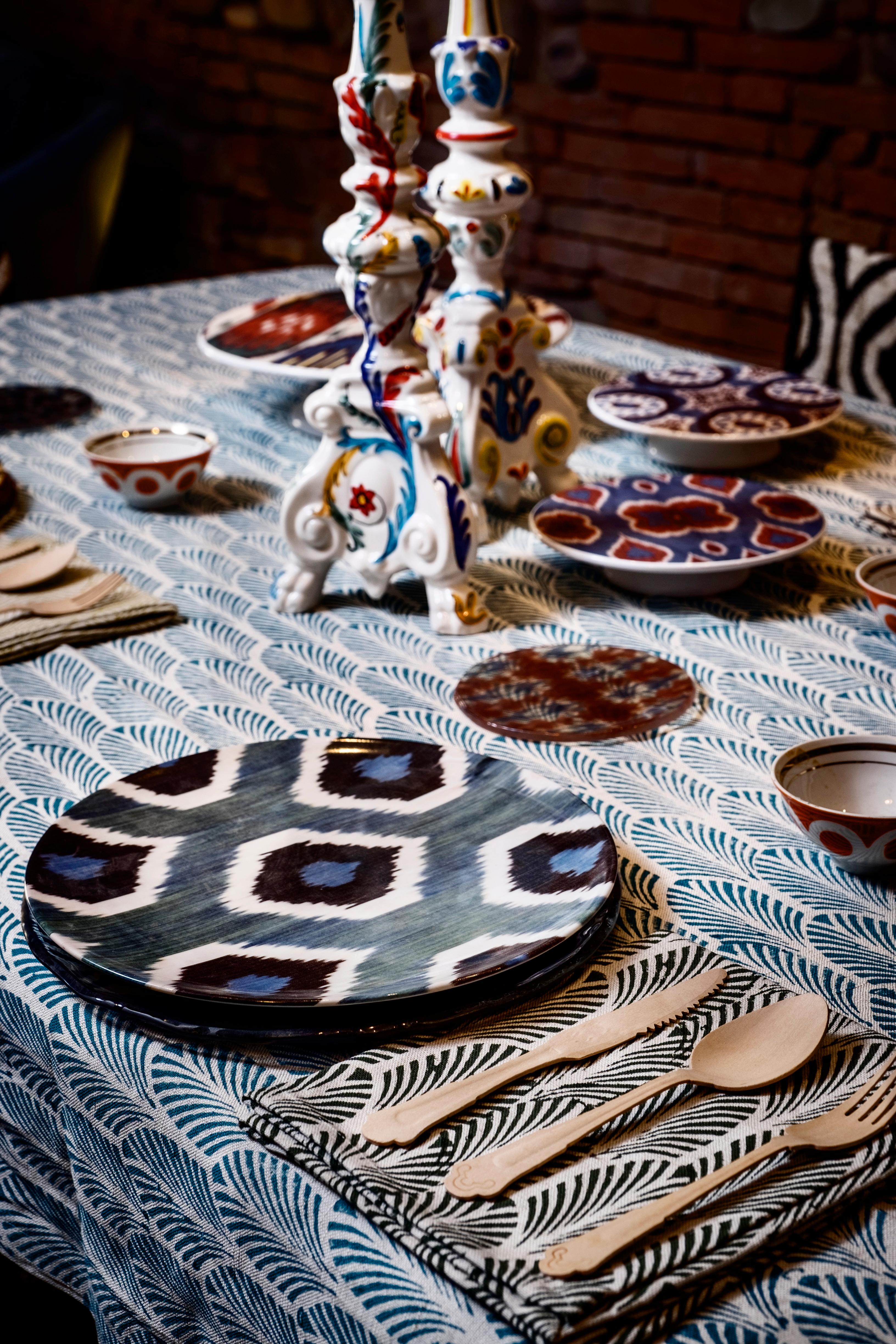 L'Ikat fait partie de notre monde coloré et nous sommes tellement amoureux de cette technique ancienne que nous avons reproduit certains de nos motifs les plus représentatifs sur des assiettes en porcelaine afin de créer une collection de vaisselle