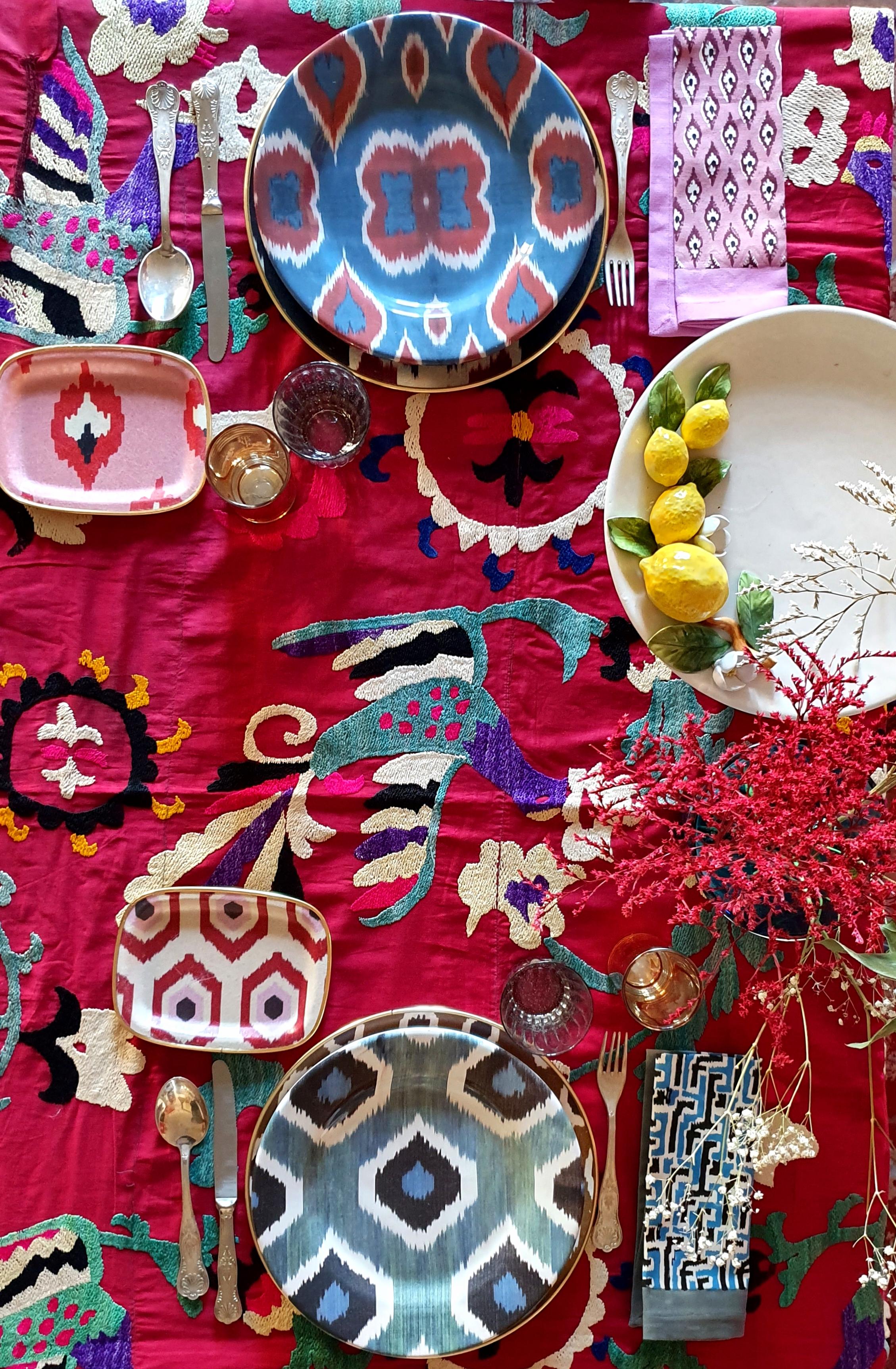 L'Ikat fait partie de notre monde coloré et nous sommes tellement amoureux de cette technique ancienne que nous avons reproduit certains de nos motifs les plus représentatifs sur des assiettes en porcelaine afin de créer une collection de vaisselle