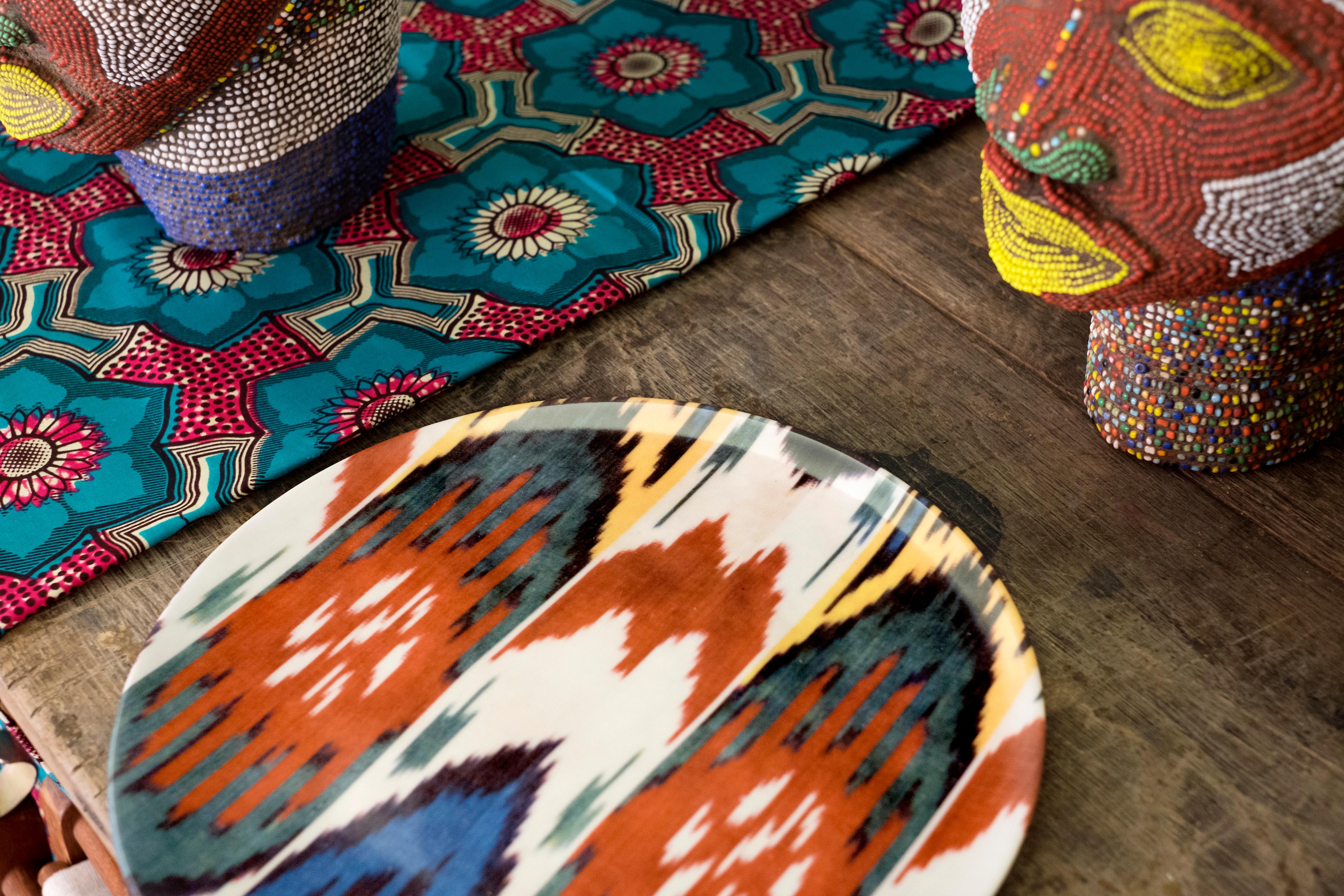 Ikat is part of our colorful world and we ae so in love with this old technique that we have reproduced some our most representative pattern on porcelain plates in order to create a tableware collection that is joyful and fun and that will bring joy
