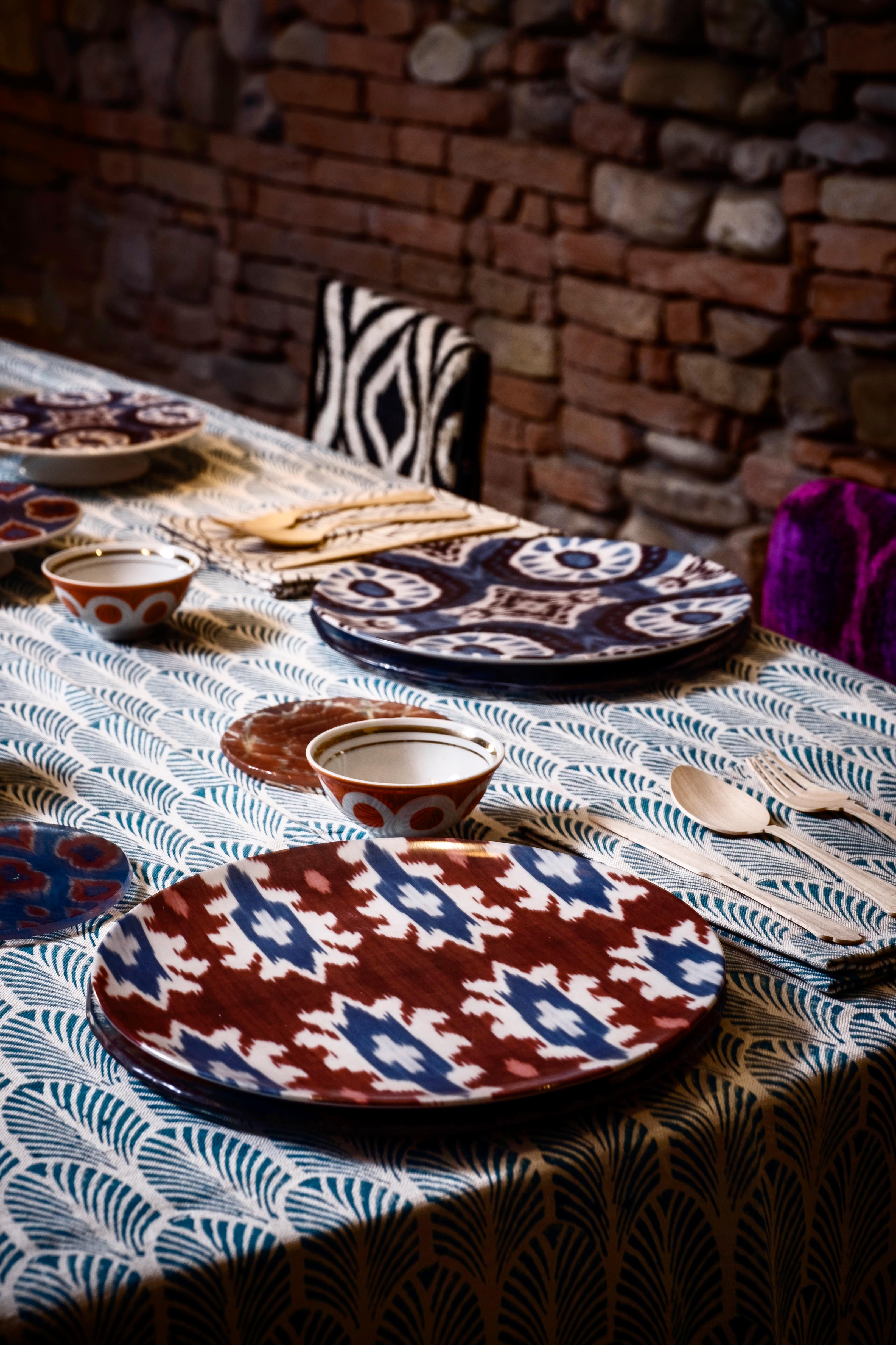 Set von sechs Esstellern aus Ikat-Porzellan, hergestellt in Italien (21. Jahrhundert und zeitgenössisch) im Angebot