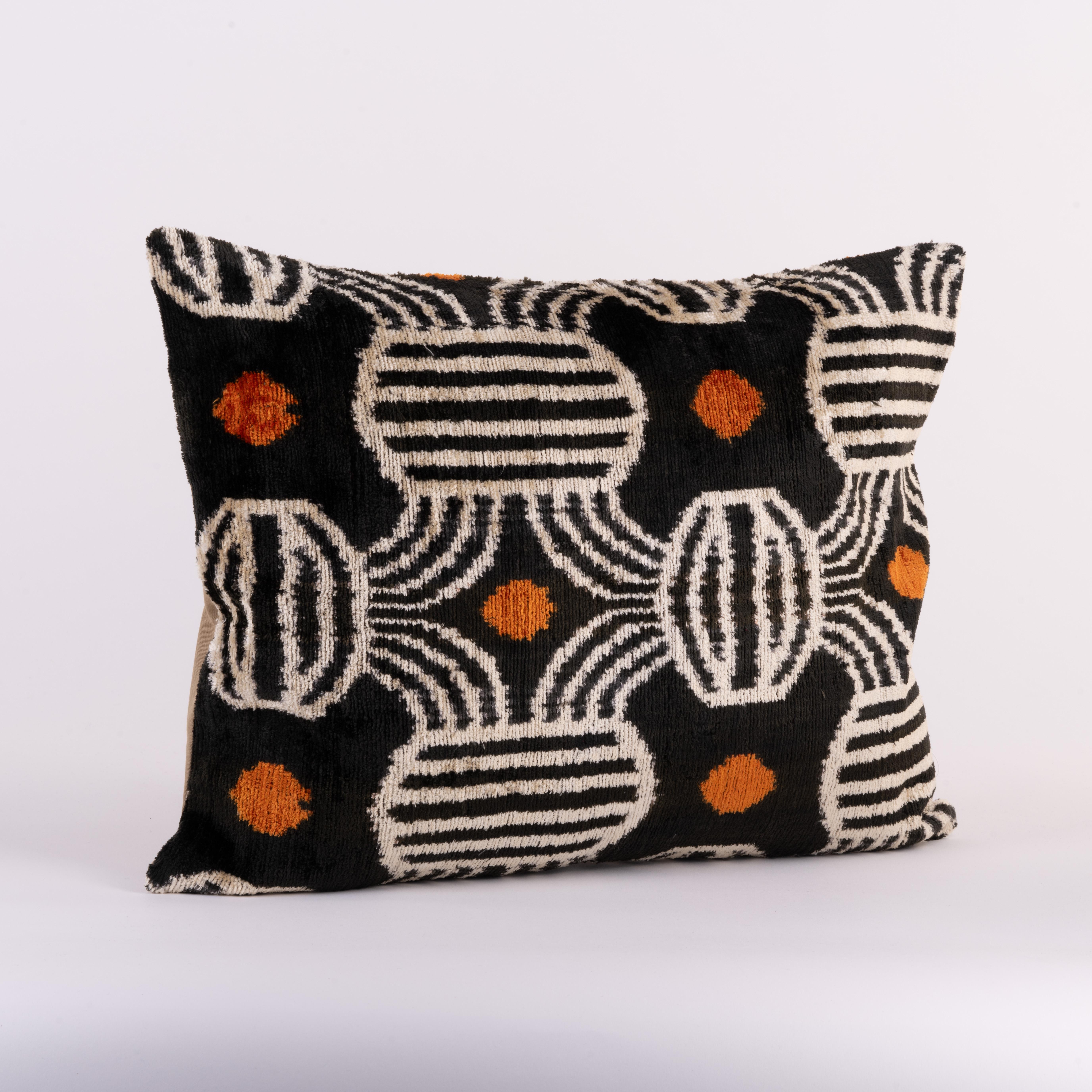 Aggiungi un tocco di lusso e vivacità alla tua casa con i nostri cuscini in velluto di seta. Caratterizzati da un design audace e colorato sul davanti, questi cuscini regalano una dichiarazione artistica a qualsiasi spazio. Il ricco e sontuoso