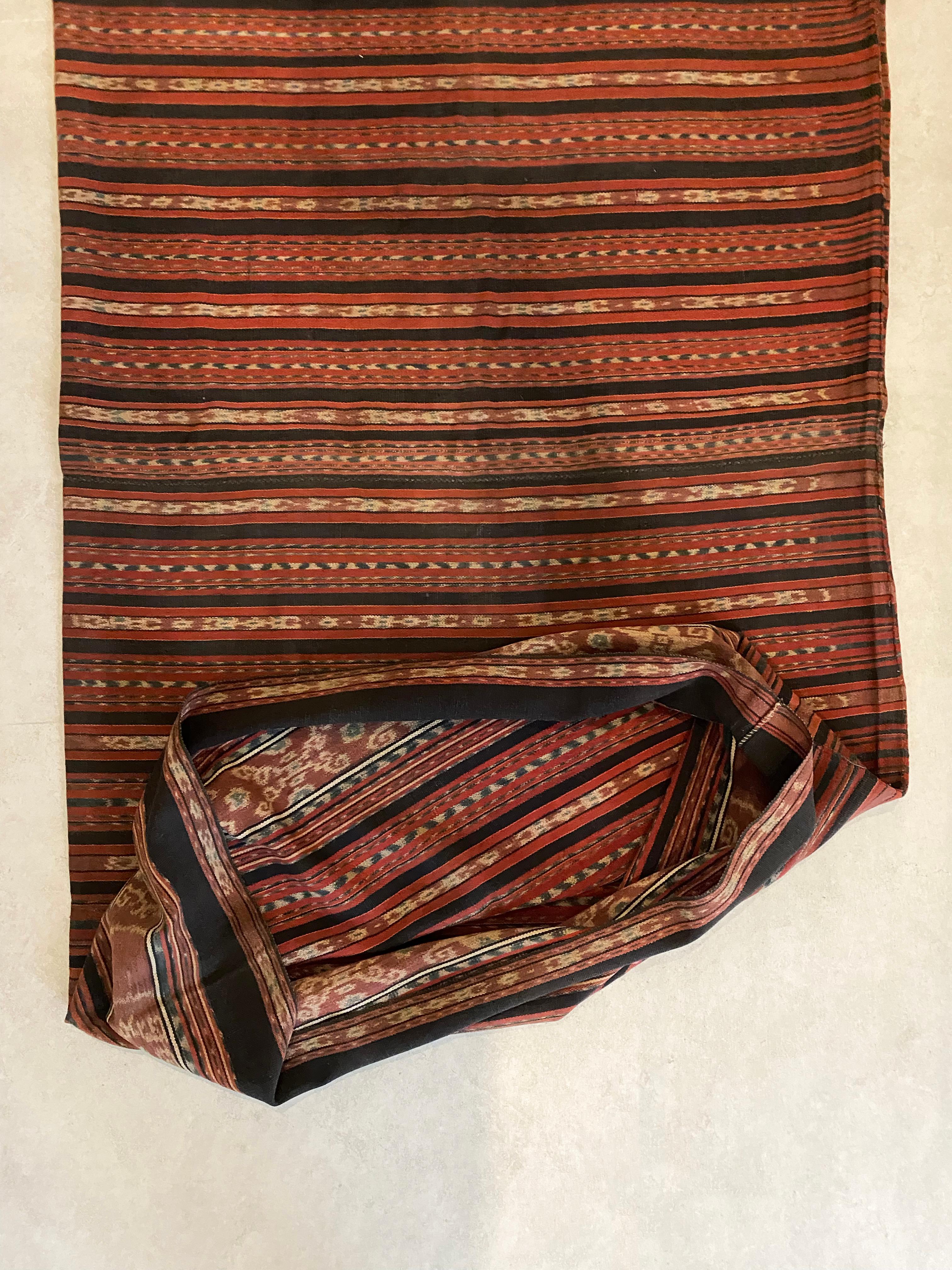 Tissé à la main Textile Ikat de l'île de Flores, Indonésie en vente