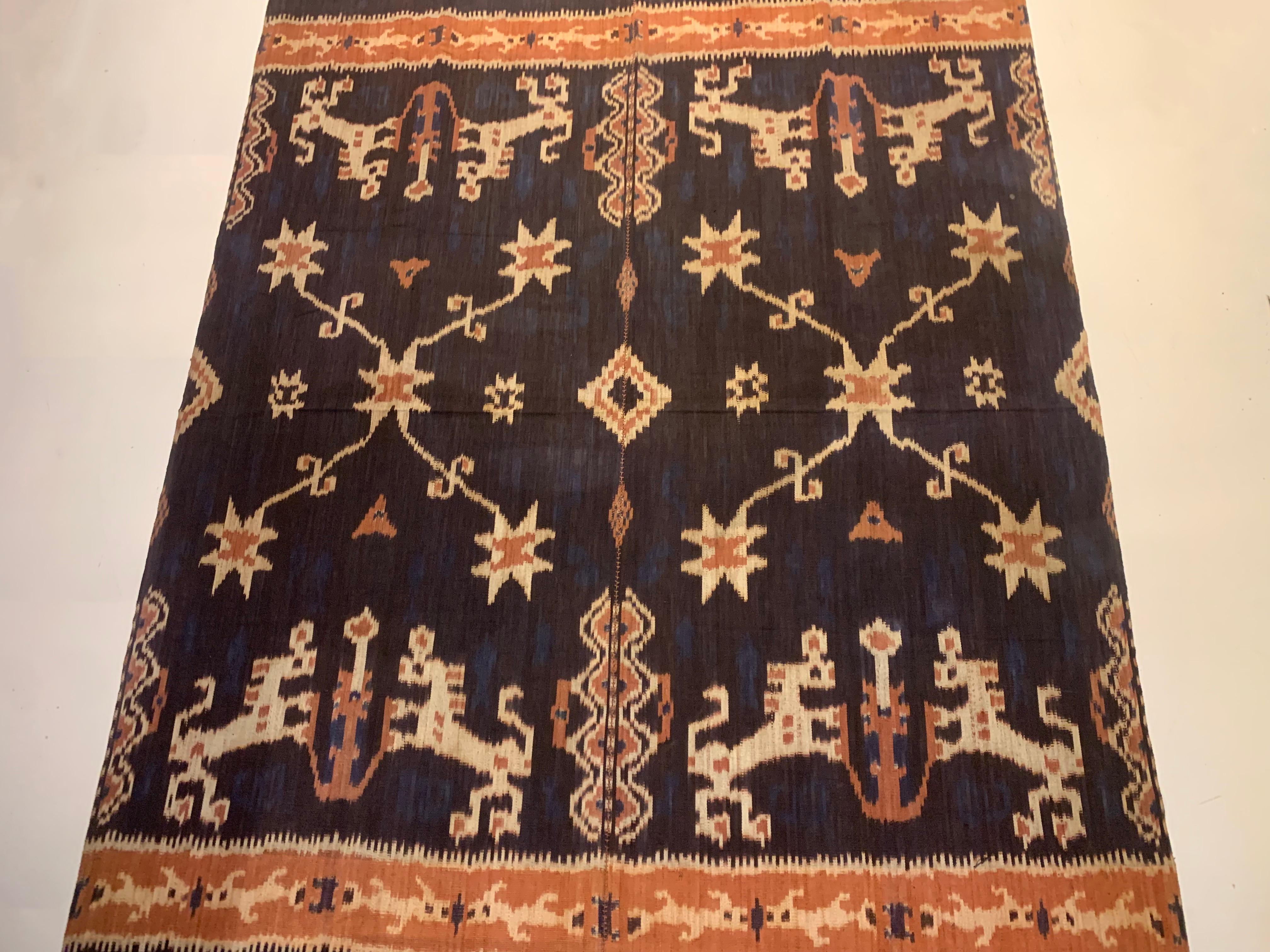 Dieses Ikat-Textil stammt von der Insel Sumba in Indonesien. Es wird mit natürlich gefärbten Garnen nach einer seit Generationen überlieferten Methode handgewebt. Es zeichnet sich durch eine atemberaubende Vielfalt an unterschiedlichen