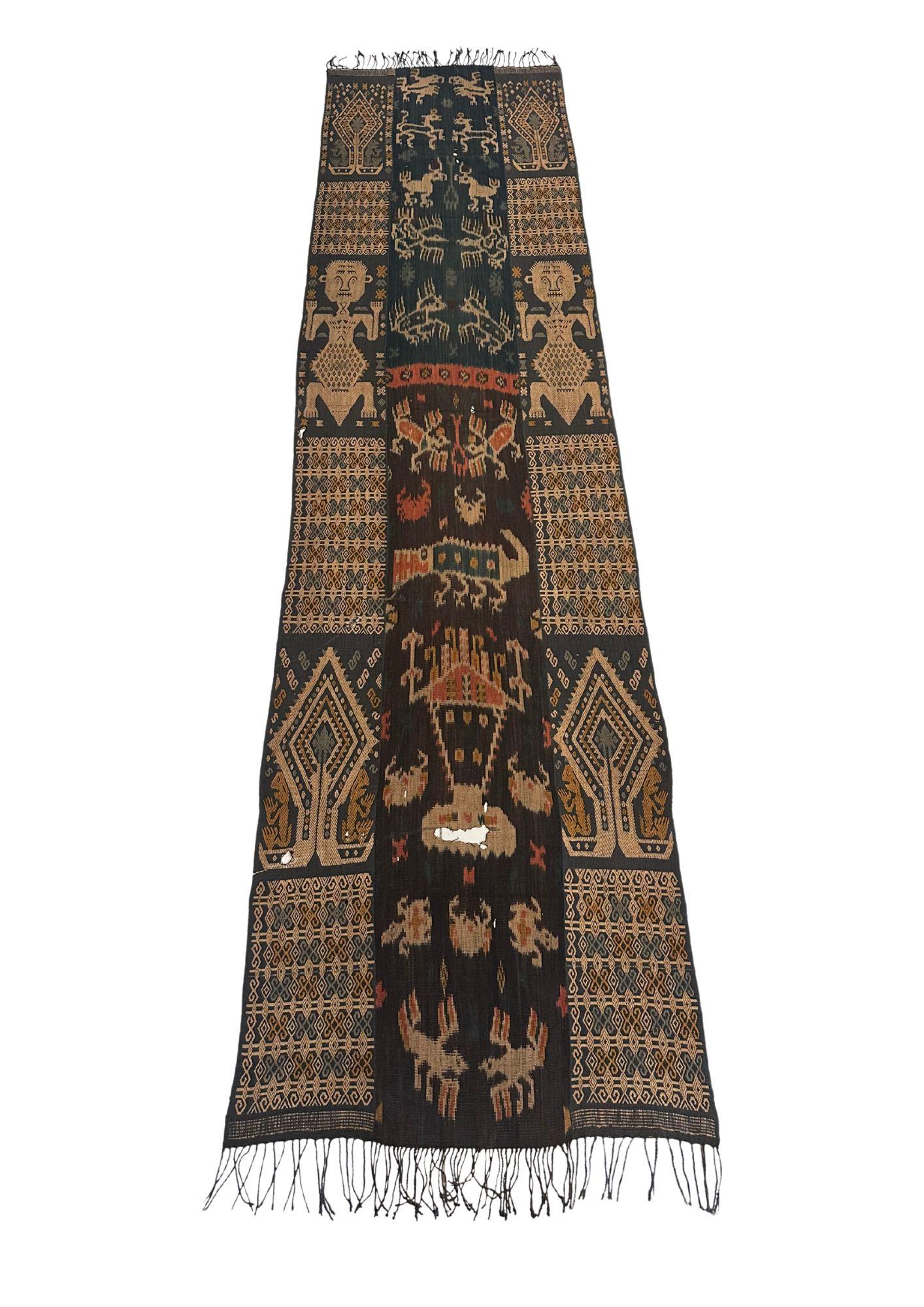 Questo squisito tessuto ikat proveniente dall'isola di Sumba, in Indonesia, è un tesoro tessuto a mano che parla di secoli di tradizione, abilità e profondità culturale. Realizzato da abili artigiani con tecniche secolari tramandate di generazione
