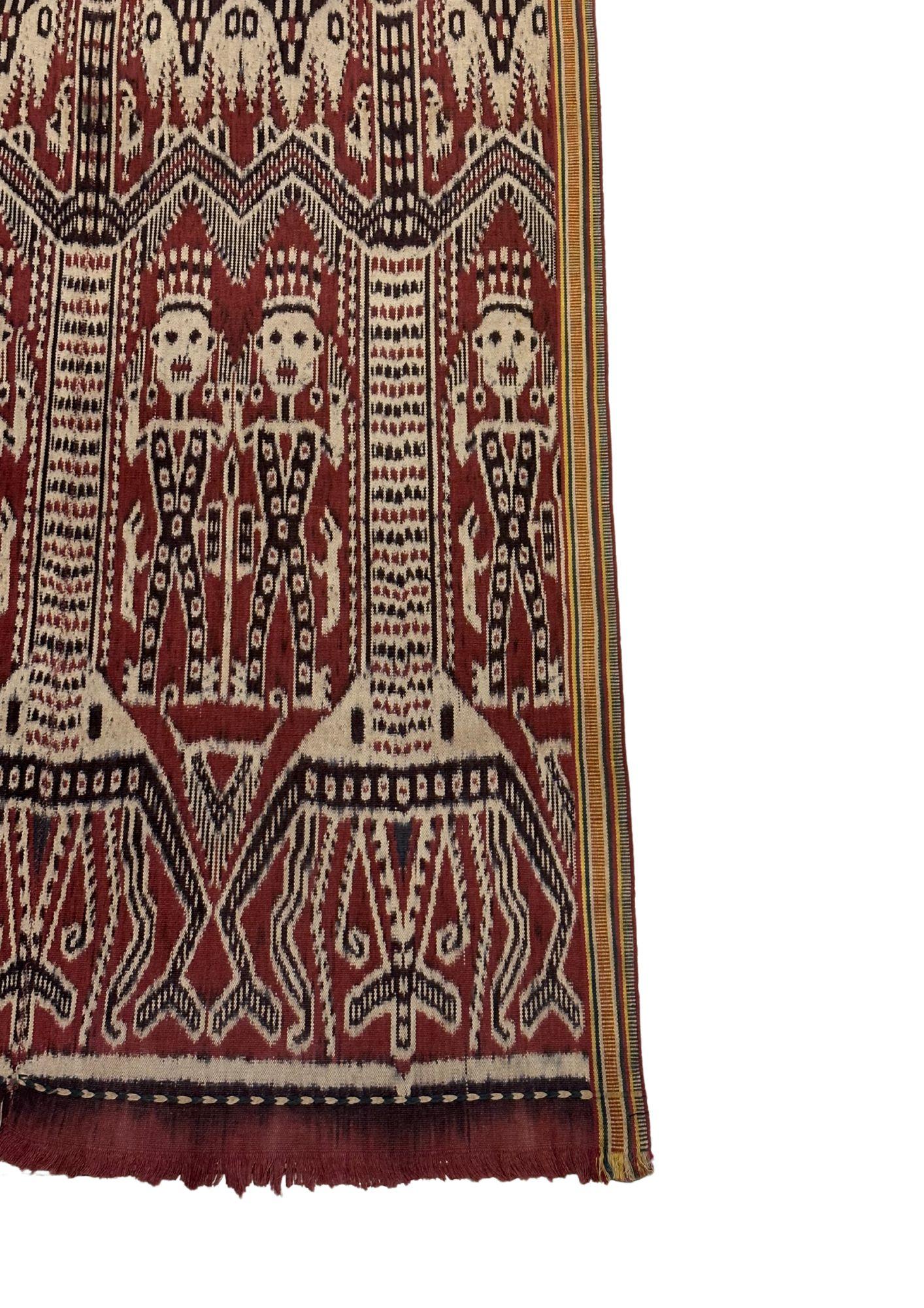 Este exquisito tejido ikat de la isla de Sumba, Indonesia, es un tesoro tejido a mano que habla de siglos de tradición, arte y profundidad cultural. Elaborada por artesanos expertos con técnicas ancestrales transmitidas de generación en generación,