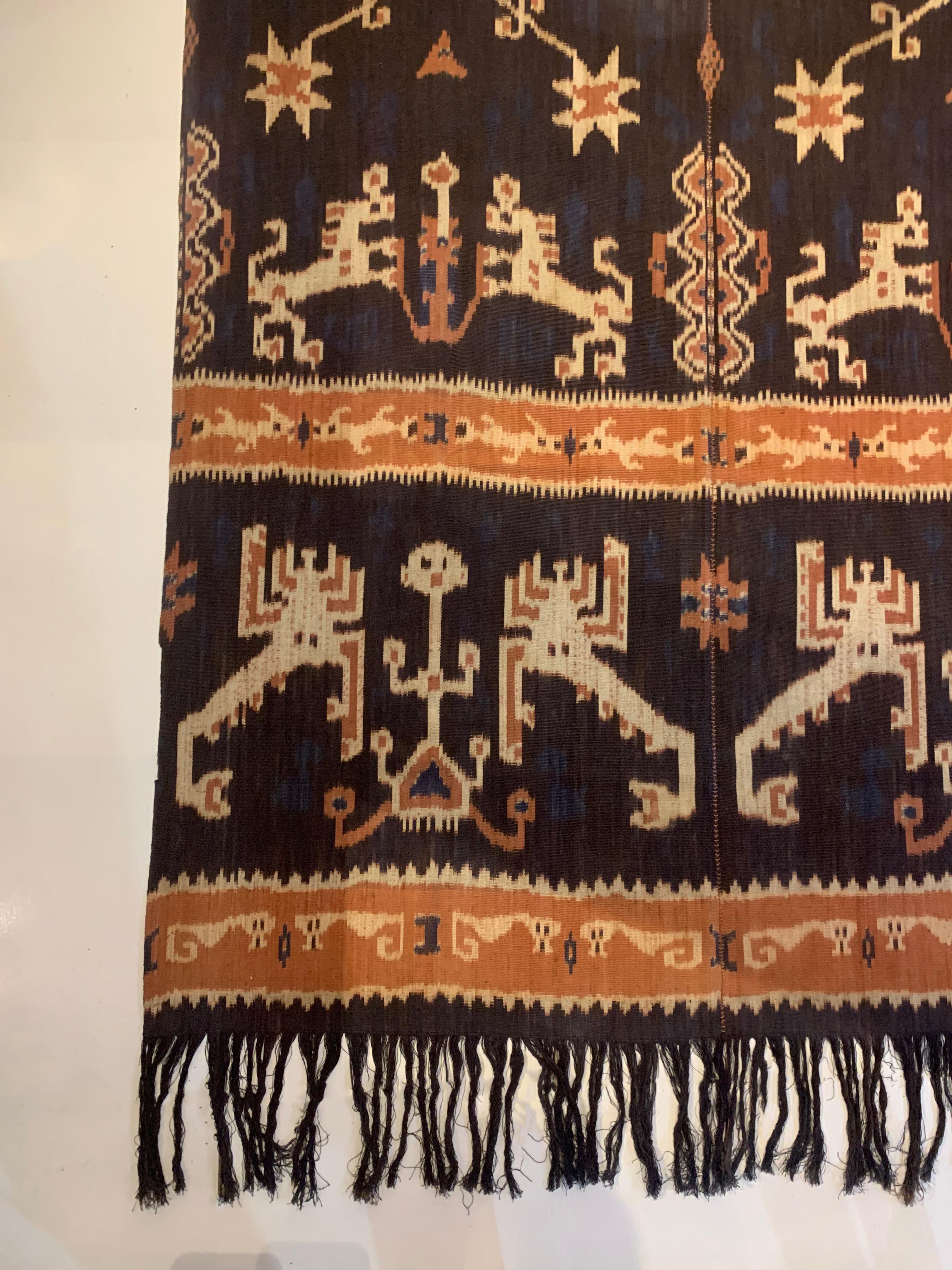 Ikat-Textil von Sumba-Insel mit atemberaubenden Stammesmotiven, Indonesien  (Sonstiges) im Angebot