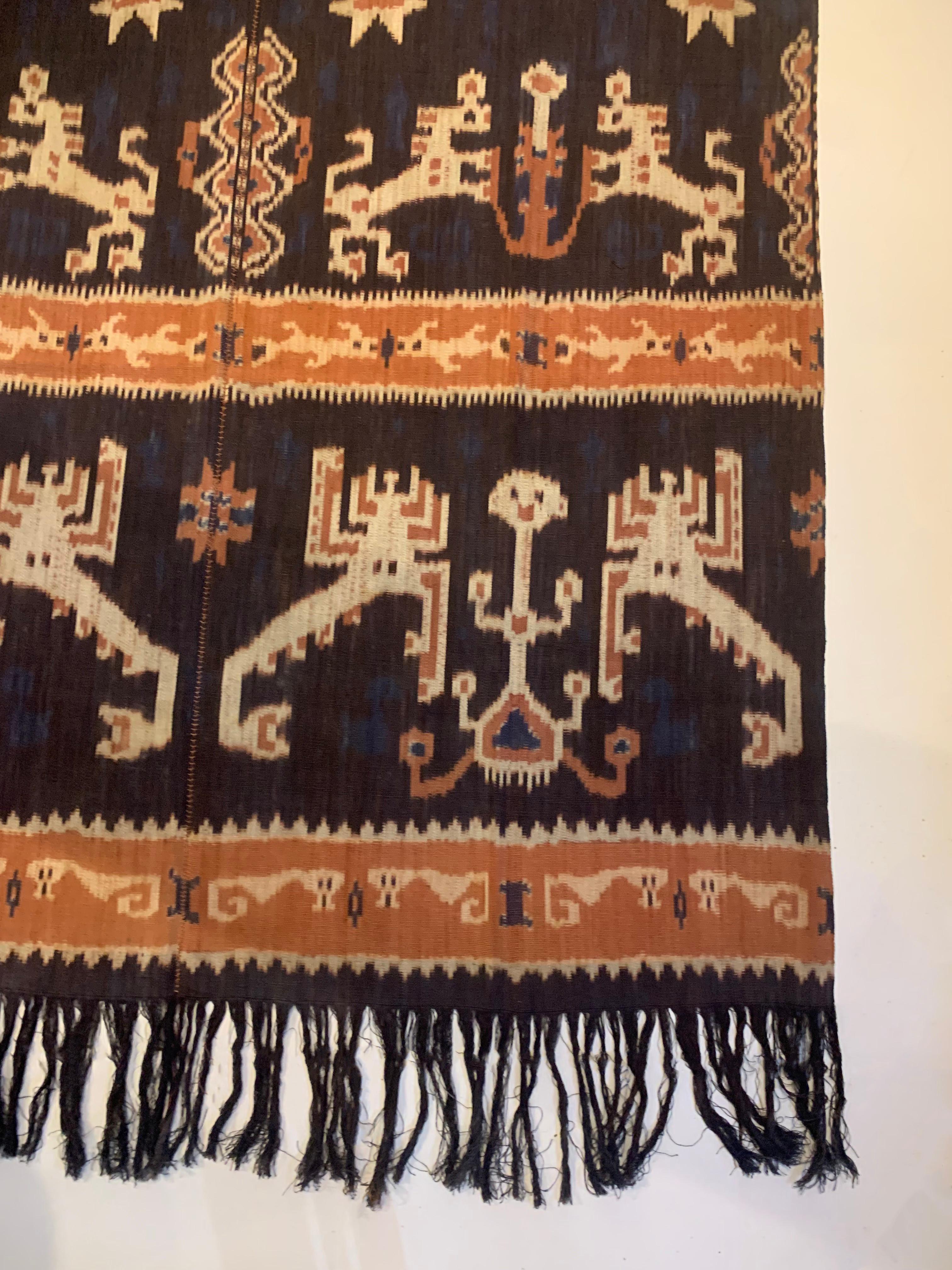 Ikat-Textil von Sumba-Insel mit atemberaubenden Stammesmotiven, Indonesien  (Indonesisch) im Angebot