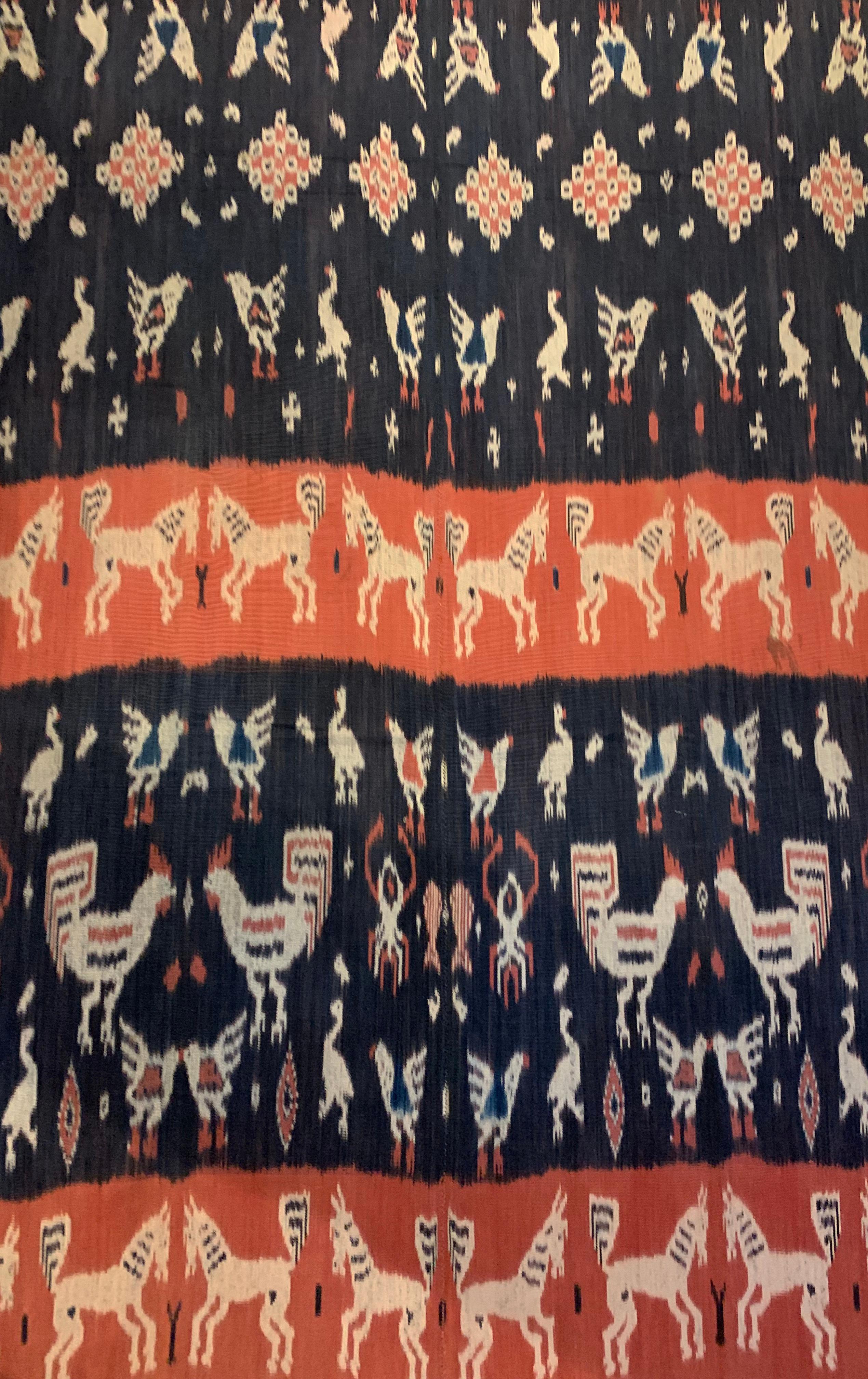 Atemberaubende Stammesmotive von Ikat Textil aus der Insel Sumba, Indonesien (Indonesisch) im Angebot