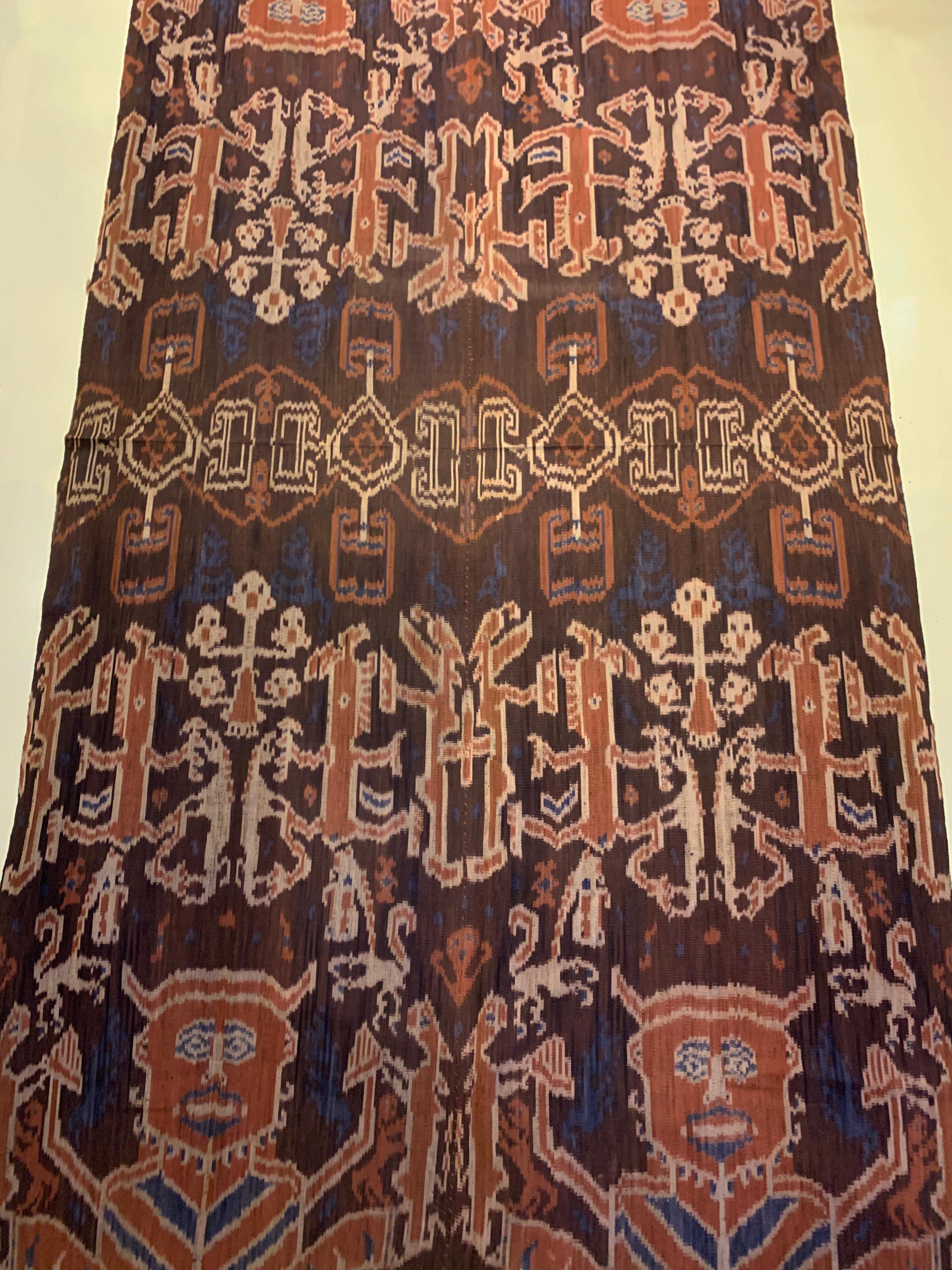 Atemberaubende Stammesmotive von Ikat Textil aus der Insel Sumba, Indonesien  (Indonesisch) im Angebot