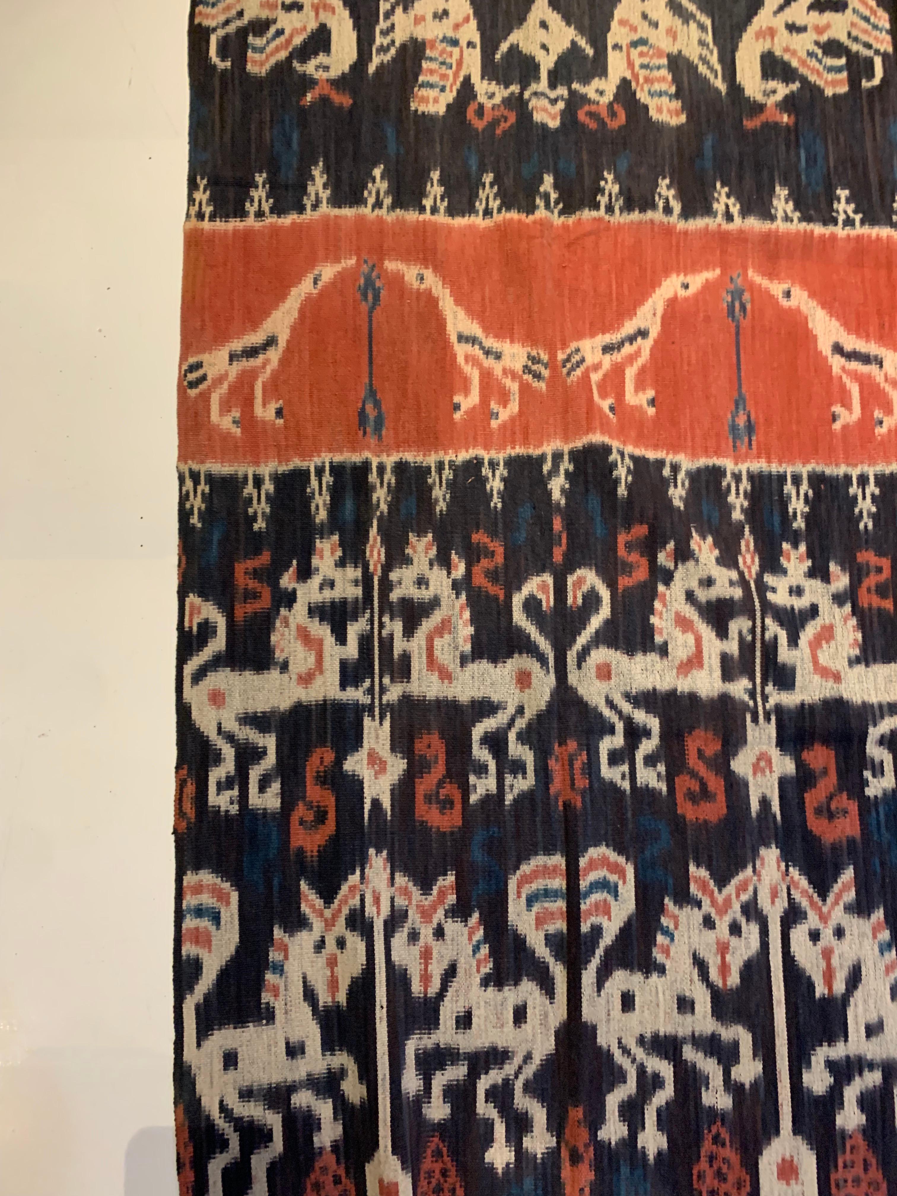 Atemberaubende Stammesmotive von Ikat Textil aus der Insel Sumba, Indonesien (Handgewebt) im Angebot
