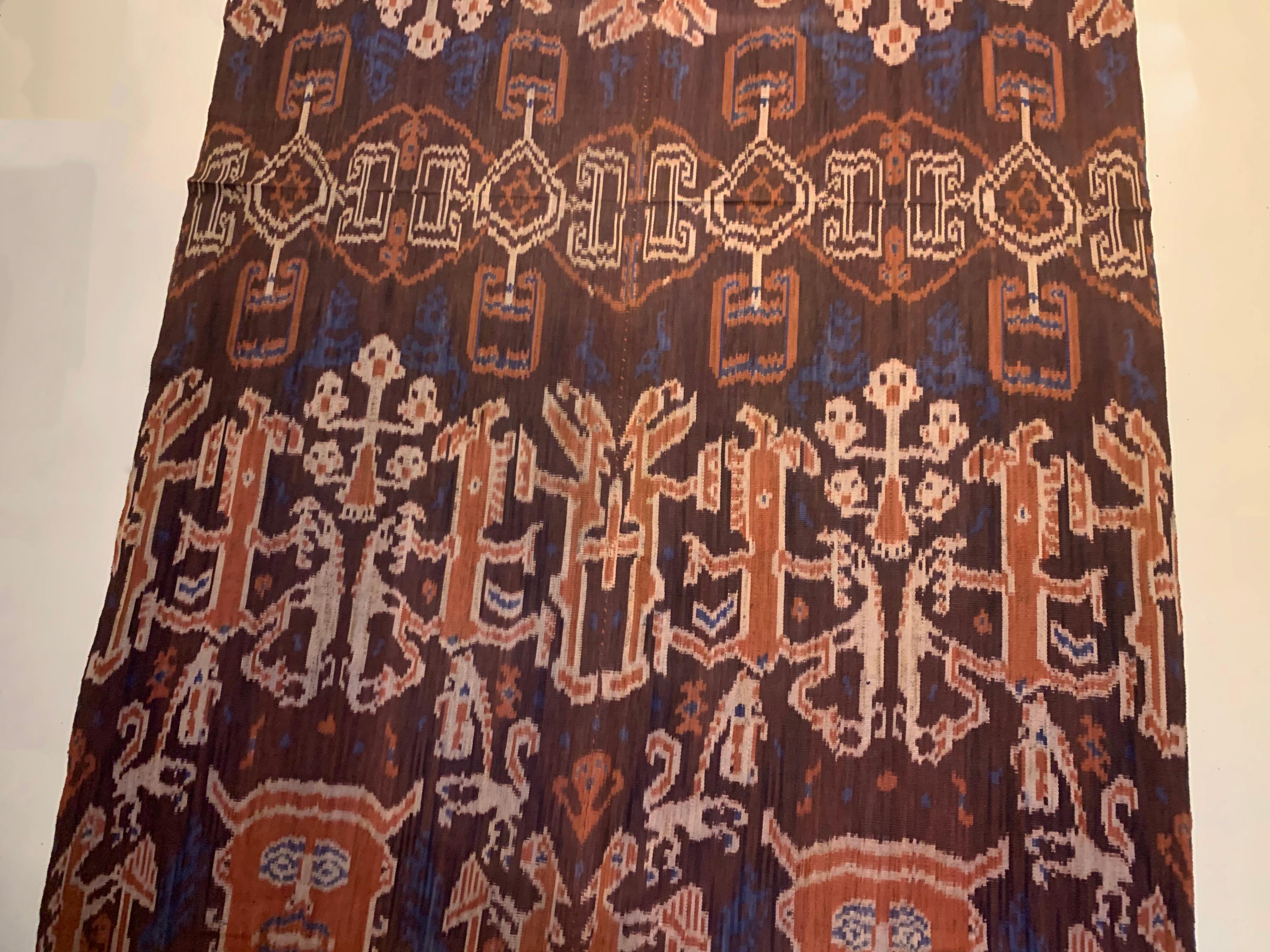 Atemberaubende Stammesmotive von Ikat Textil aus der Insel Sumba, Indonesien  (Handgewebt) im Angebot