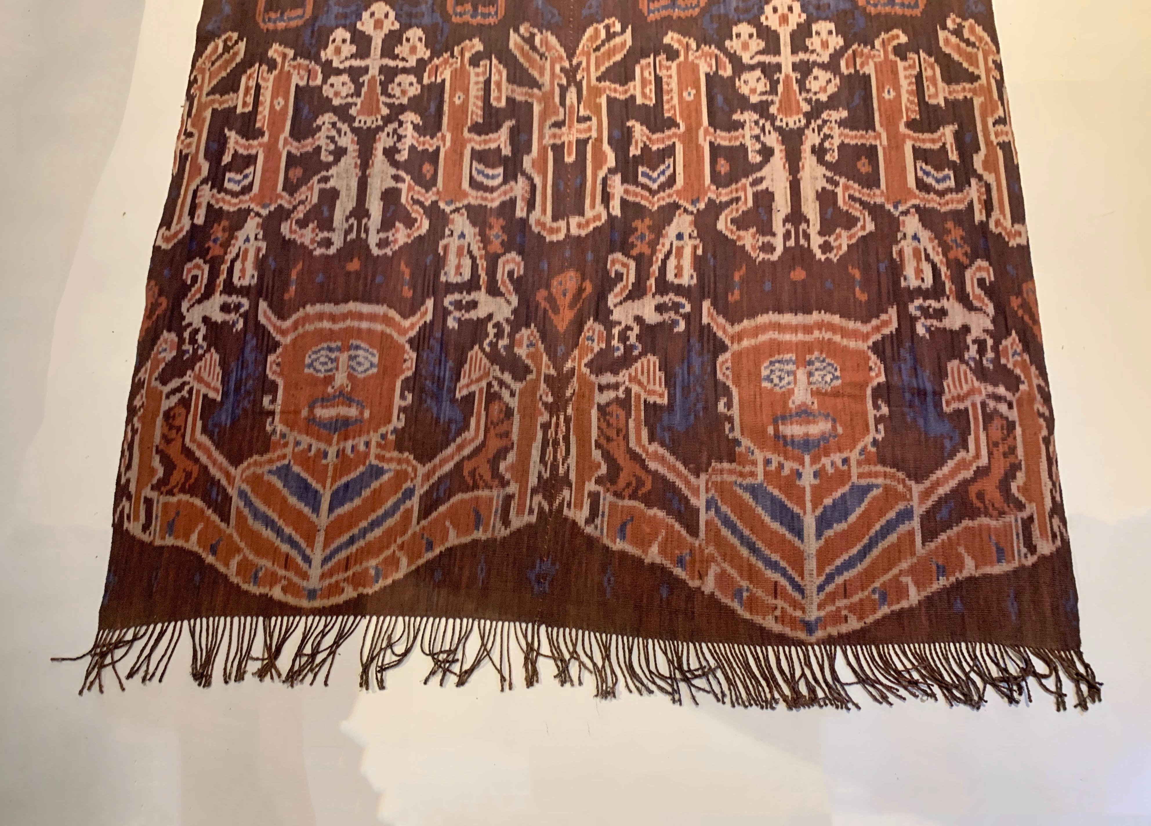 Atemberaubende Stammesmotive von Ikat Textil aus der Insel Sumba, Indonesien  im Zustand „Gut“ im Angebot in Jimbaran, Bali