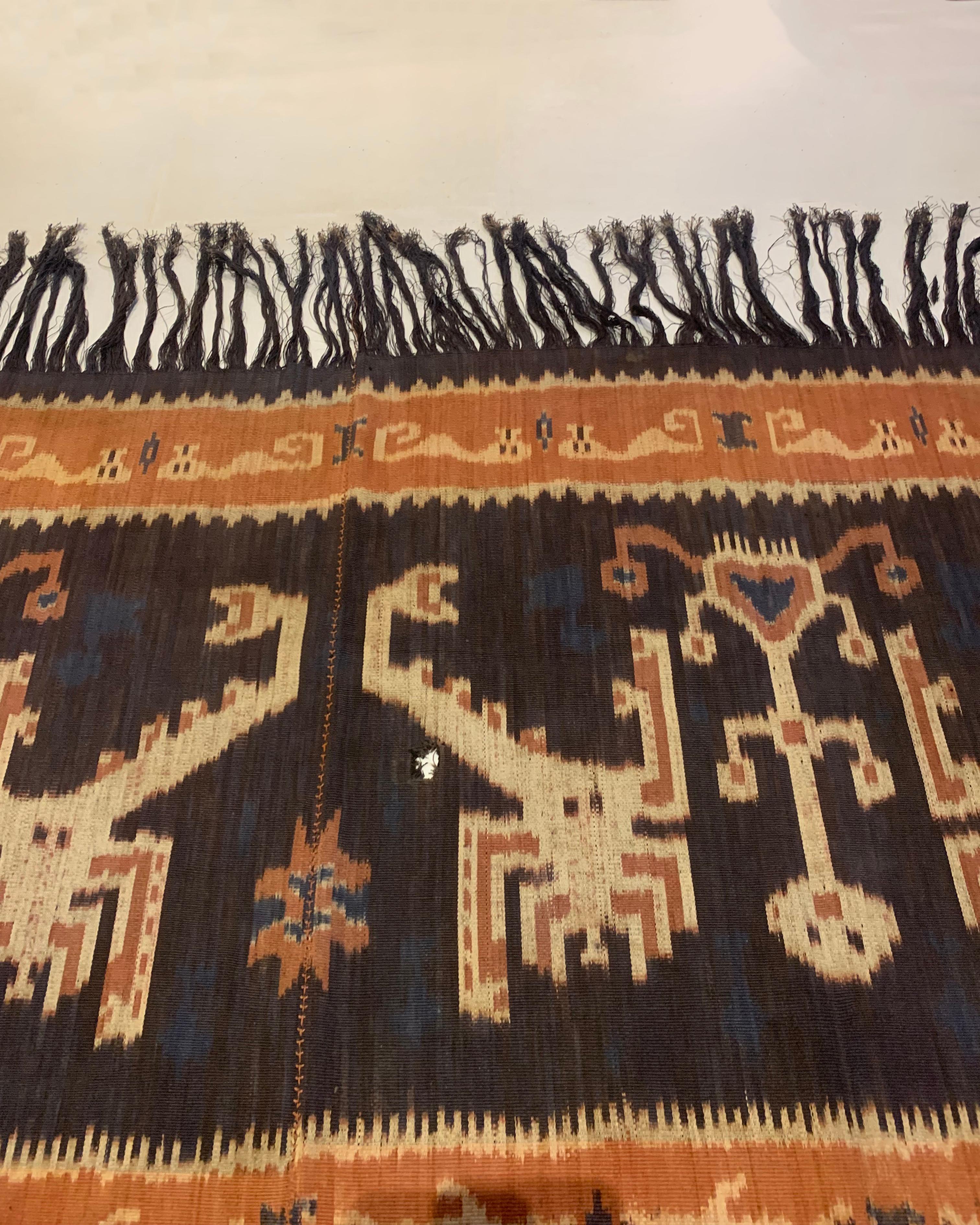 Ikat-Textil von Sumba-Insel mit atemberaubenden Stammesmotiven, Indonesien  (Mitte des 20. Jahrhunderts) im Angebot