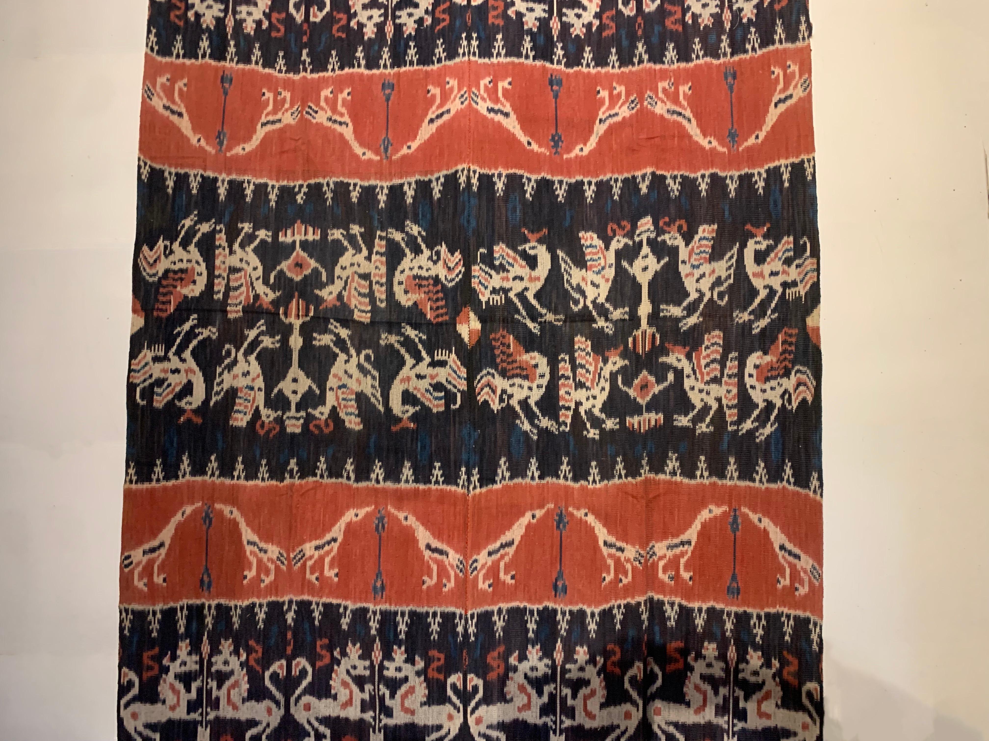 Atemberaubende Stammesmotive von Ikat Textil aus der Insel Sumba, Indonesien (Mitte des 20. Jahrhunderts) im Angebot