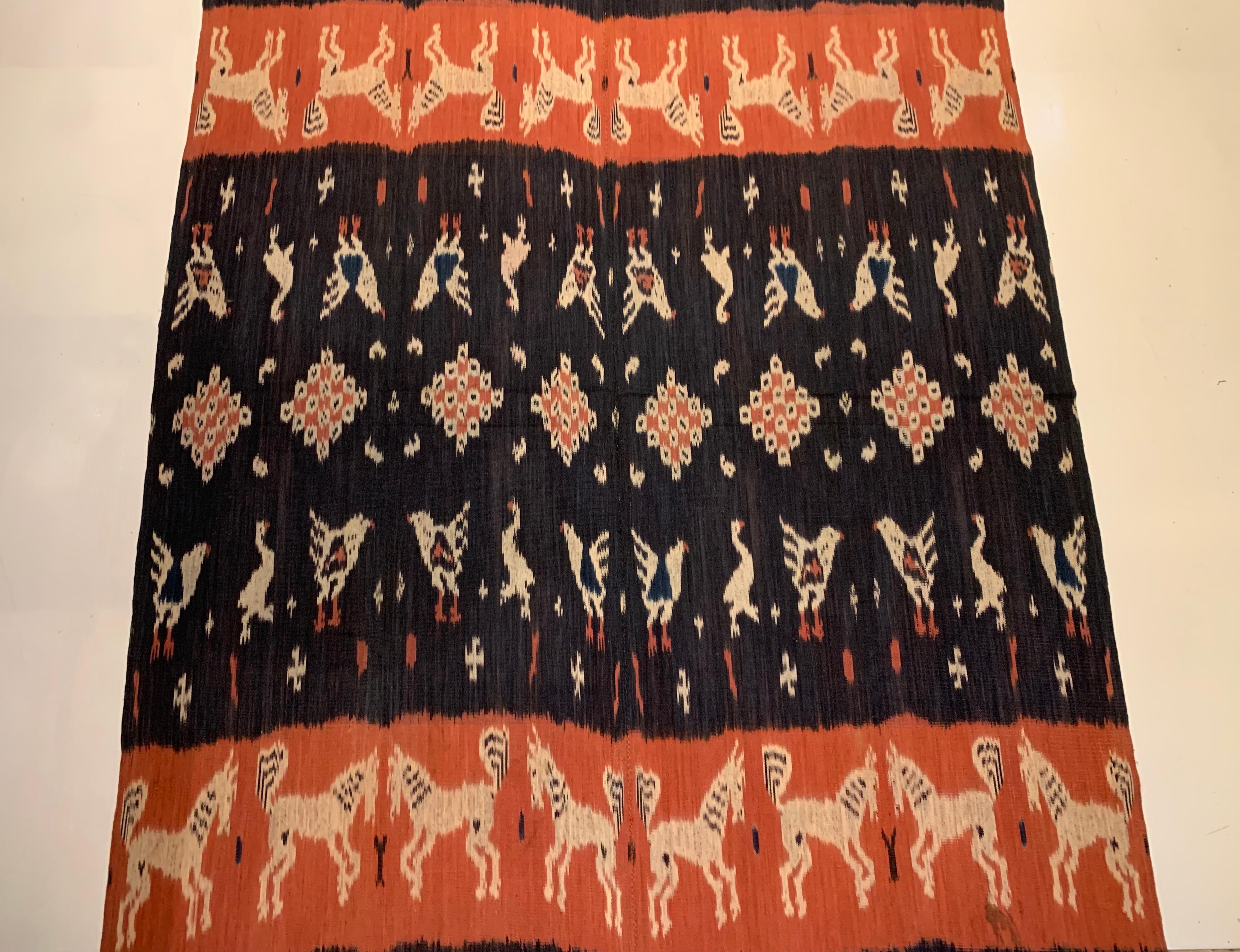 Atemberaubende Stammesmotive von Ikat Textil aus der Insel Sumba, Indonesien (Mitte des 20. Jahrhunderts) im Angebot