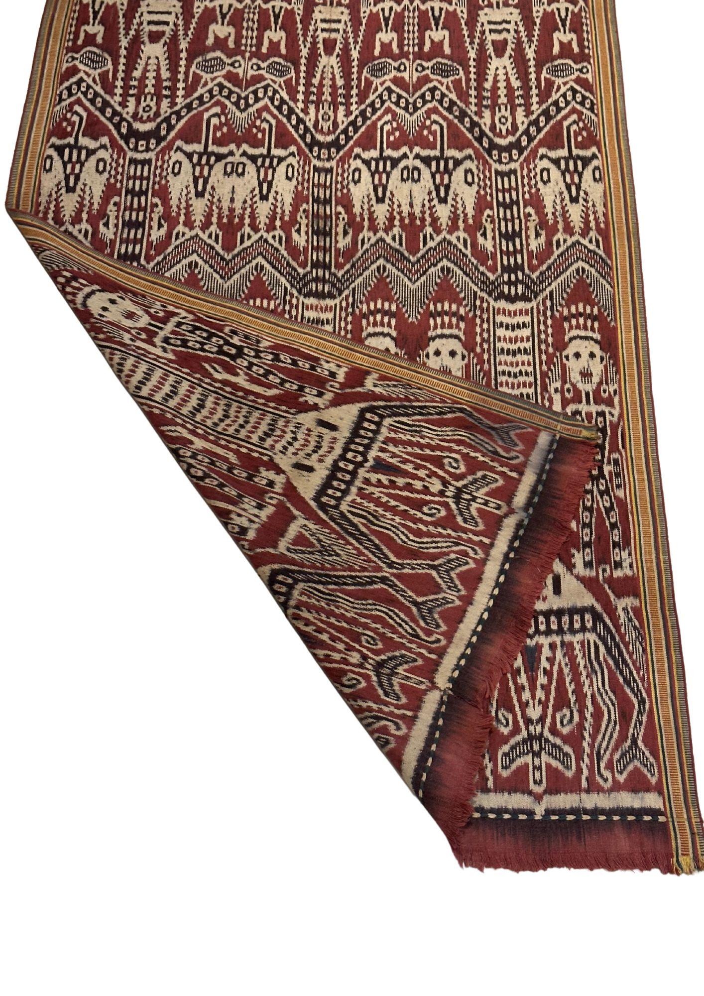 Ikat Textil de la Isla de Sumba Impresionantes Motivos Tribales, Indonesia mediados del siglo XX en venta