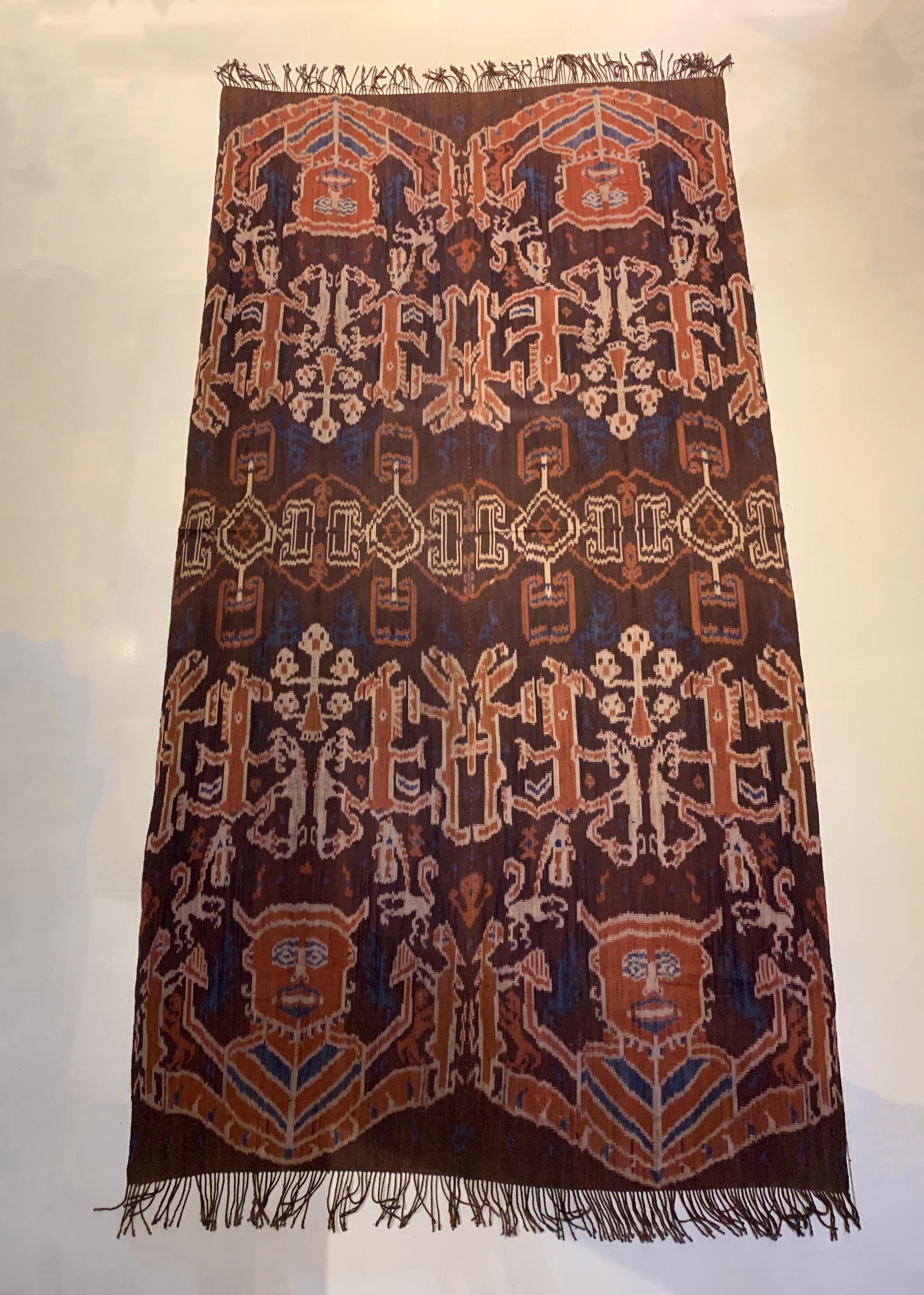 Atemberaubende Stammesmotive von Ikat Textil aus der Insel Sumba, Indonesien  (Garn) im Angebot