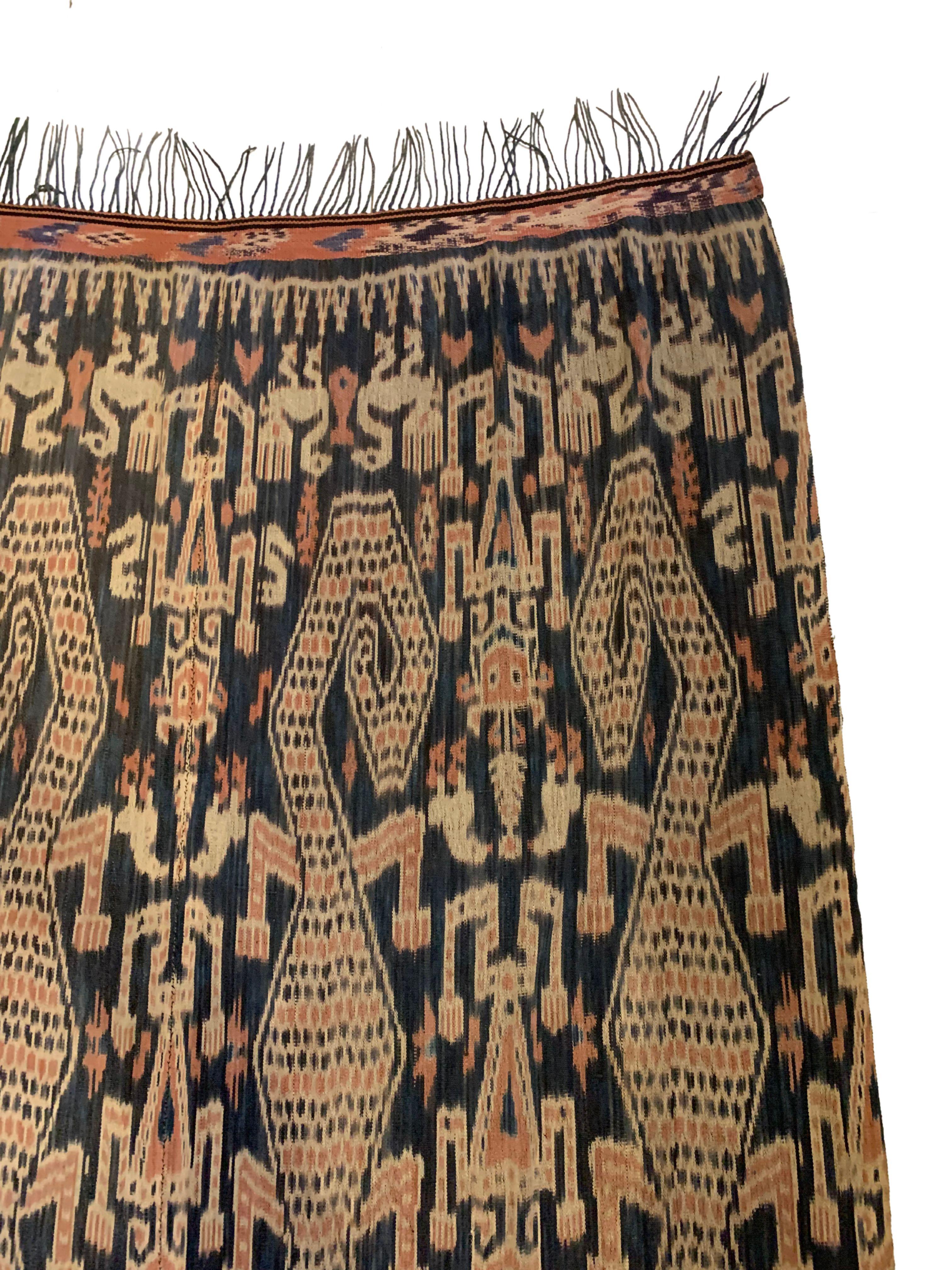 Ikat-Textilien mit Stammesmotiven von der Insel Sumba, Indonesien (Indonesisch) im Angebot