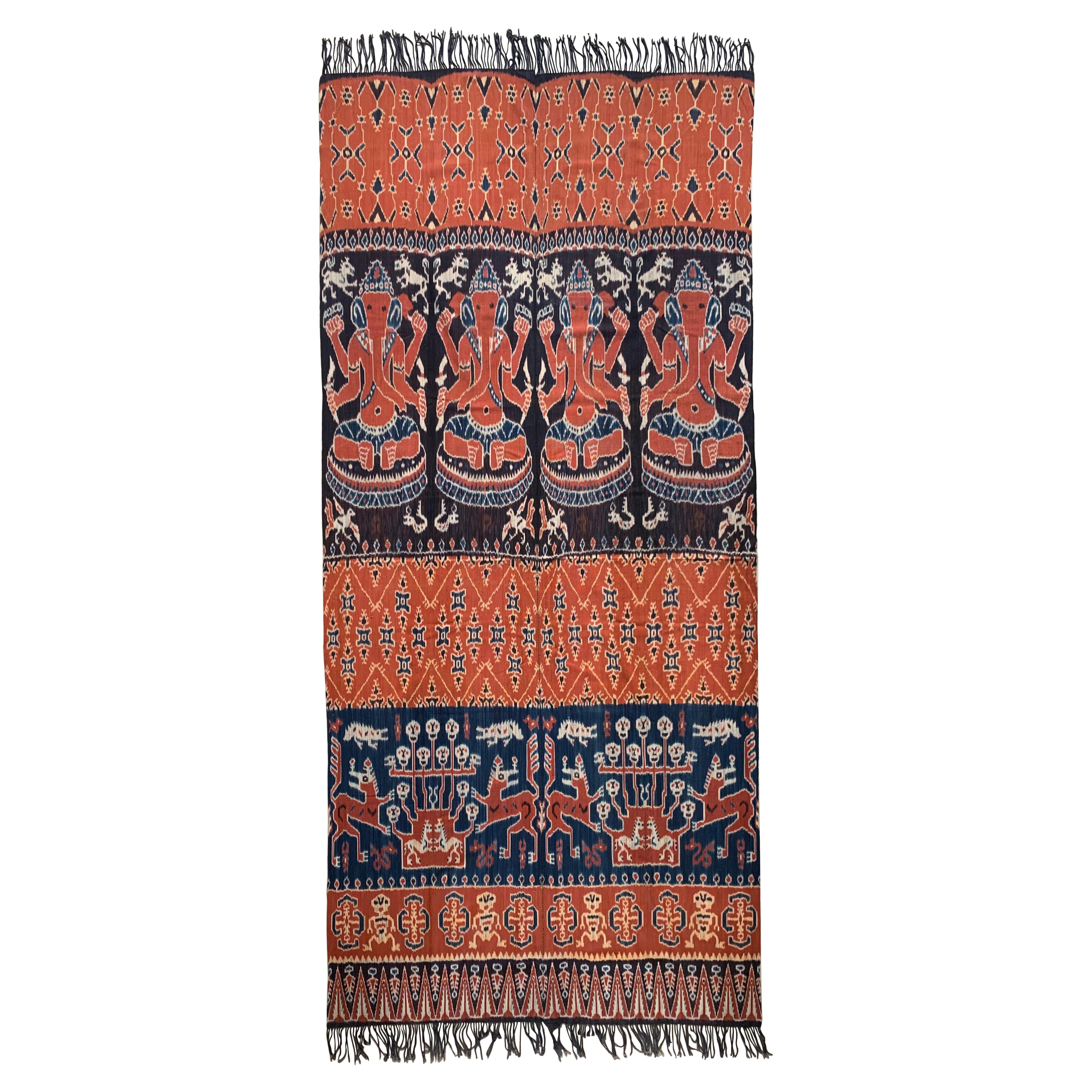 Ikat-Textil von Sumba-Insel mit atemberaubenden Stammesmotiven, Indonesien
